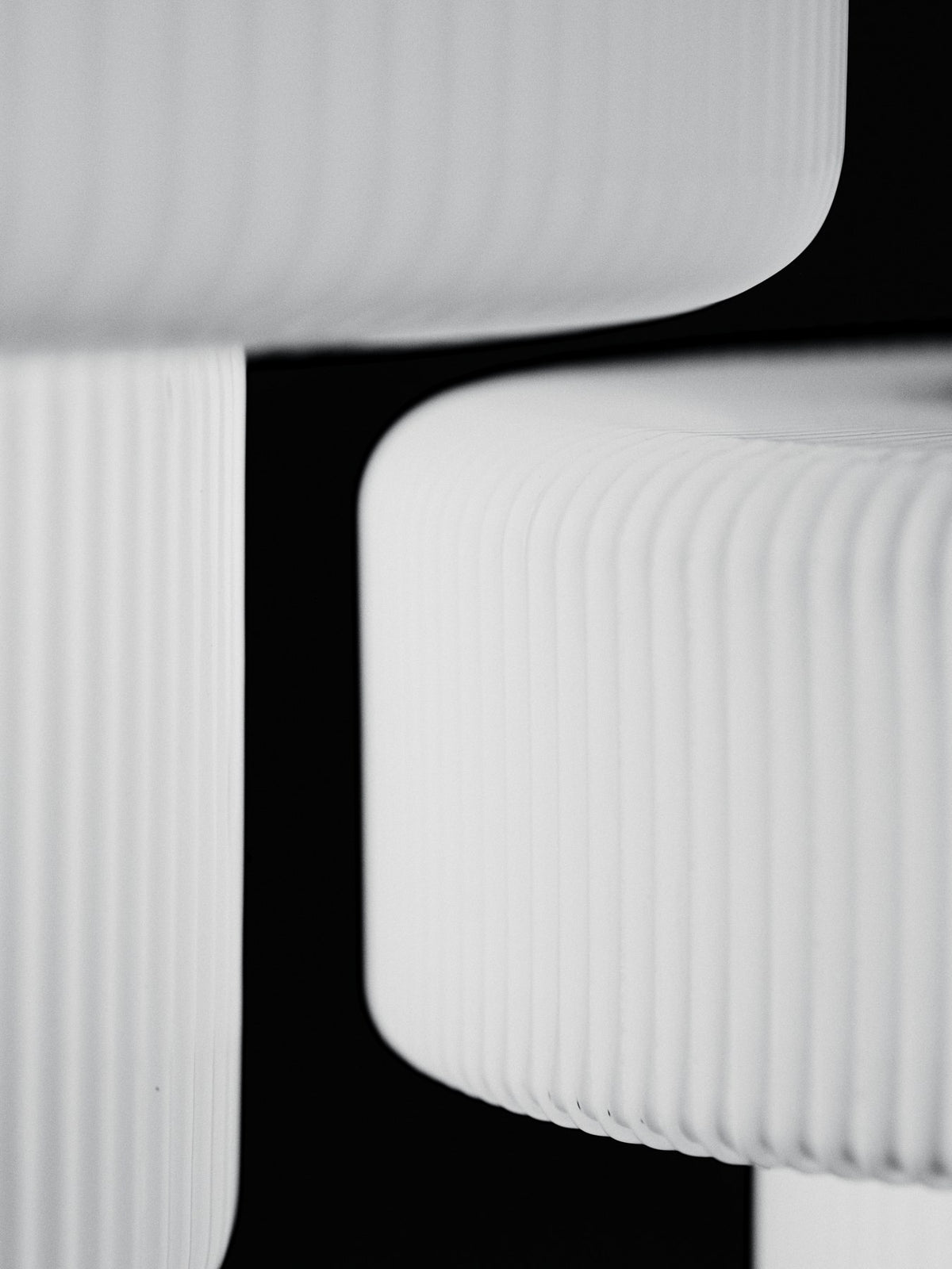 Tragbare Tischleuchte Ripple H16.5 von Ferm Living aus geriffeltem, mundgeblasenem Opalglas mit verchromtem Aluminiumfuss, Farbe Weiss.