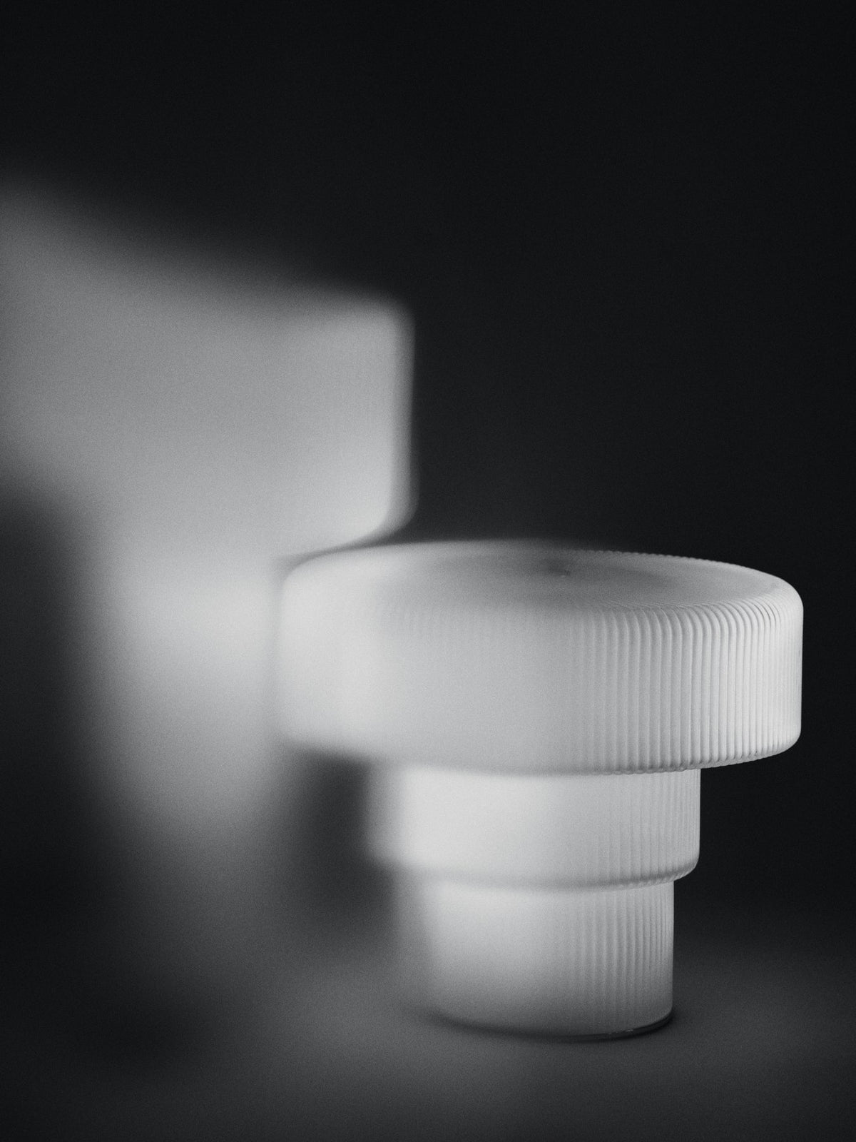 Tragbare Tischleuchte Ripple H16.5 von Ferm Living aus geriffeltem, mundgeblasenem Opalglas mit verchromtem Aluminiumfuss, Farbe Weiss.