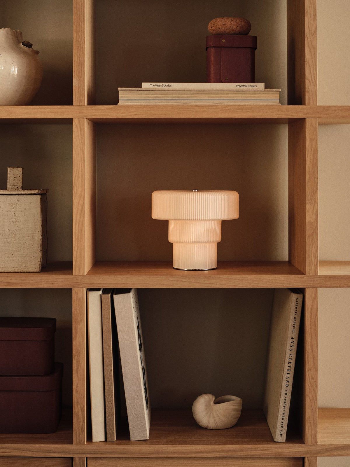 Tragbare Tischleuchte Ripple H16.5 von Ferm Living aus geriffeltem, mundgeblasenem Opalglas mit verchromtem Aluminiumfuss, Farbe Weiss.