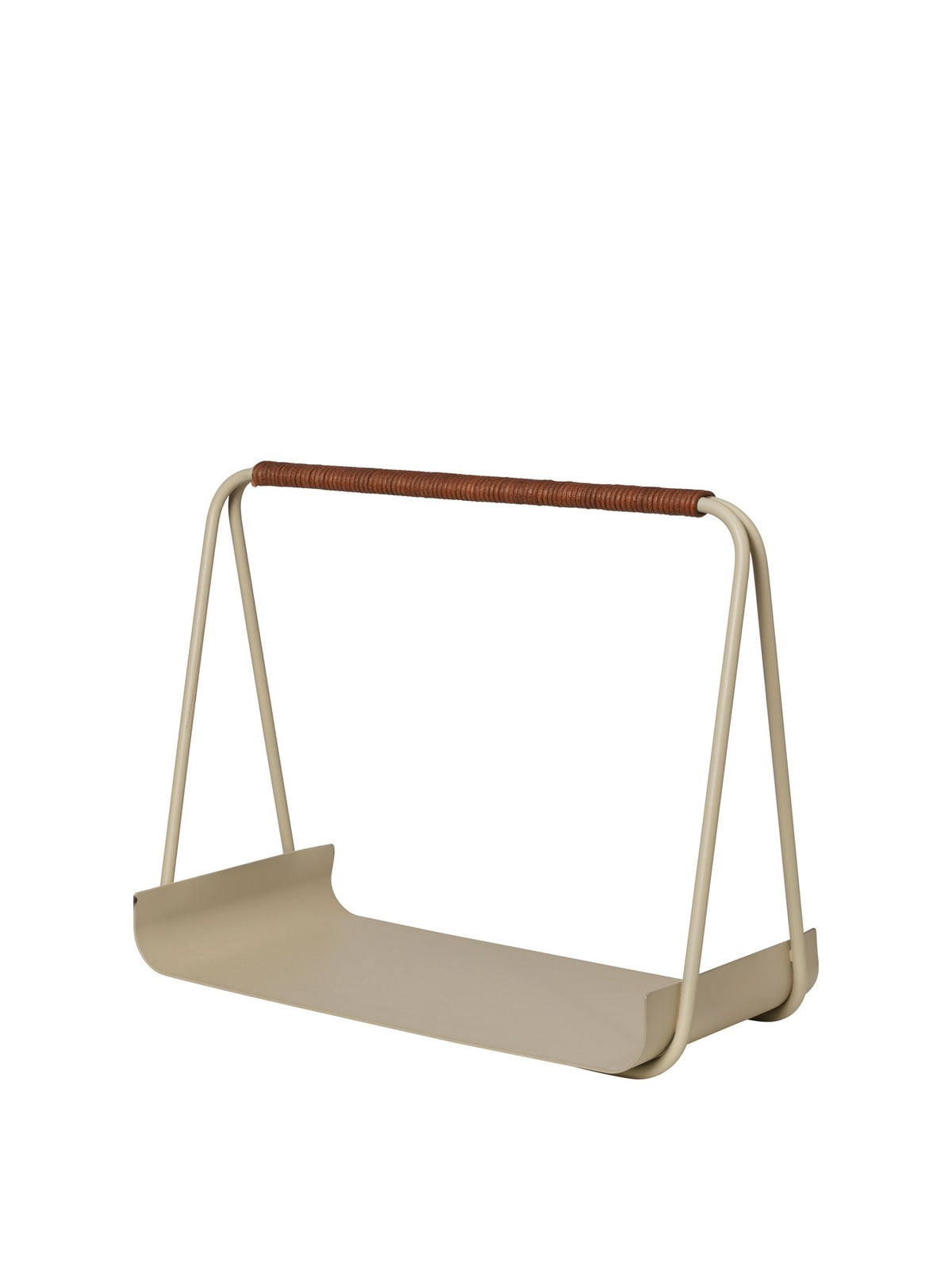 Port Brennholzregal von Ferm Living: pulverbeschichteter Metallkorb in Cashmere mit abgerundeten Kanten und lederbezogenem Griff.