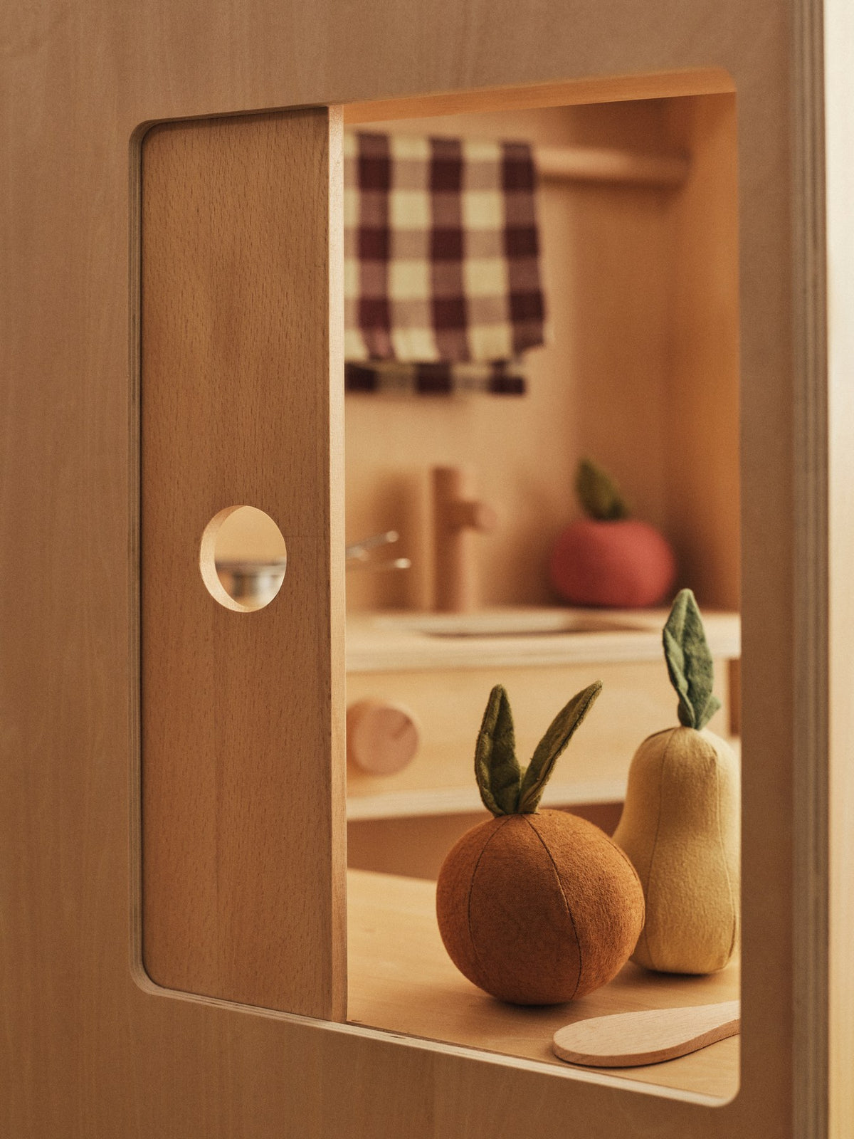 Drei weiche Spielzeugfrüchte aus Bio-Baumwolle in Form von Apfel, Birne und Orange, Farbe Multi, mit passendem Stoffbeutel von Ferm Living.
