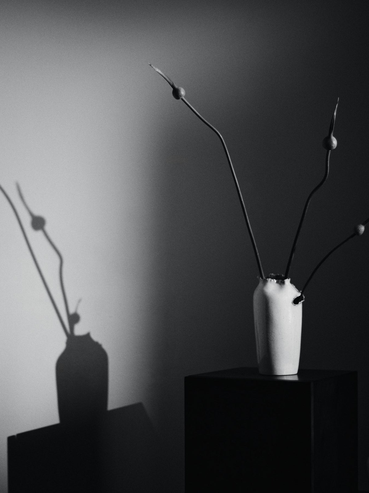 Off-White Vase Tereo aus glasiertem Steinzeug mit handgeformter Öffnung und texturiertem Rand, schlichte hohe Form, Höhe 27 cm.