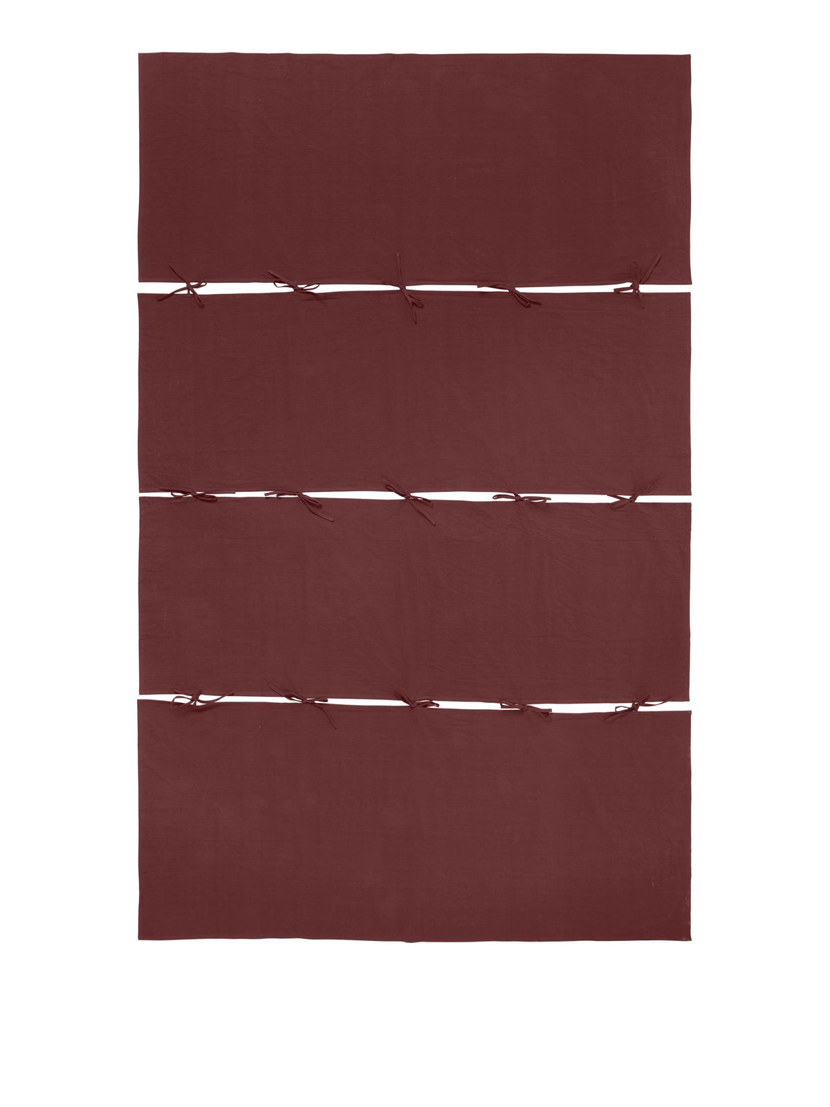 Modulare Tischdecke Link von Ferm Living aus Bio-Baumwolle in Pergament, bestehend aus zwei End- und zwei Mittelteilen mit Bändern verbunden.