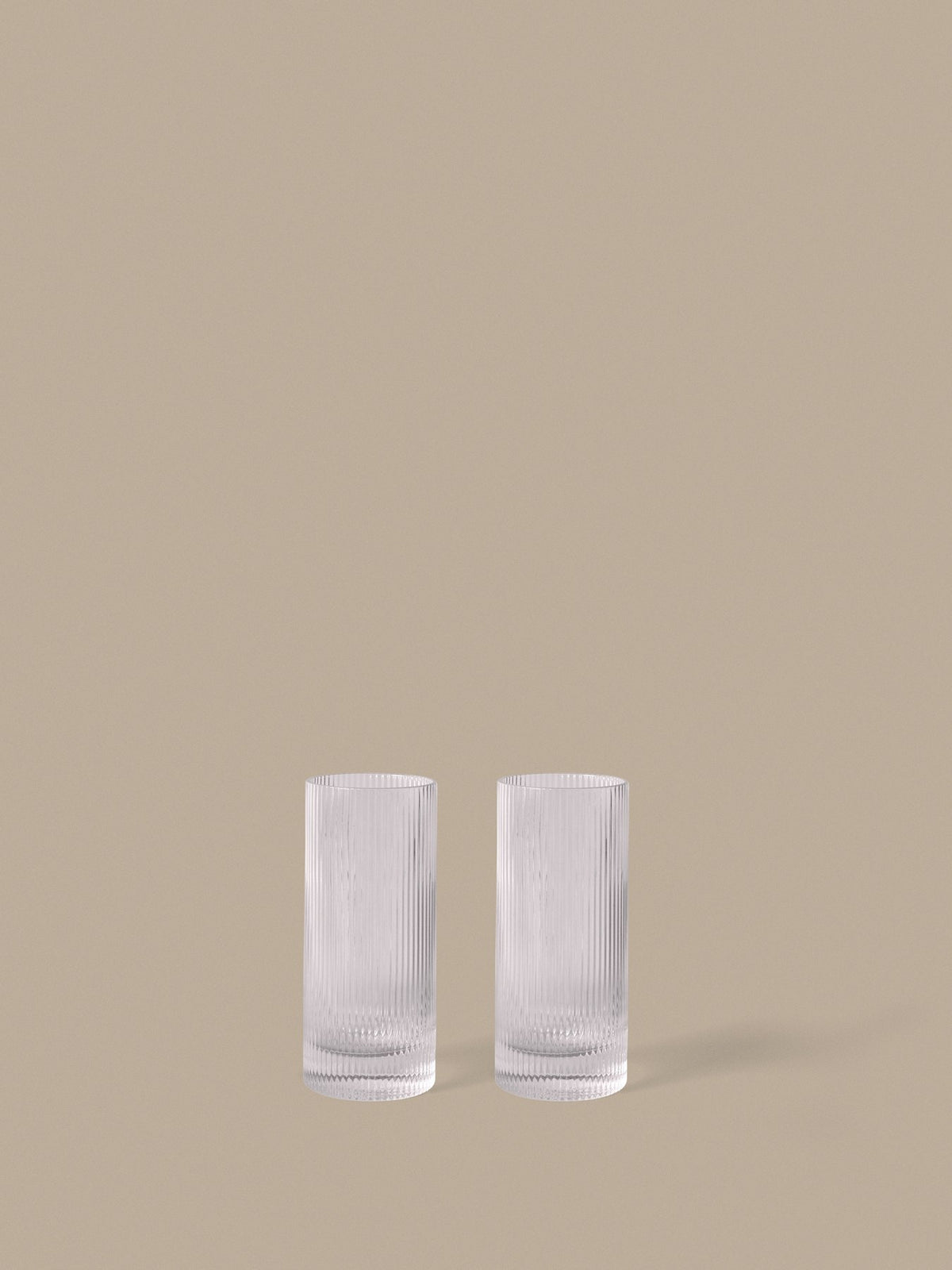 Zwei Highball-Gläser aus mundgeblasenem, recyceltem Glas mit geriffelter Oberfläche in Blush, Höhe 16 cm, Durchmesser 7 cm.