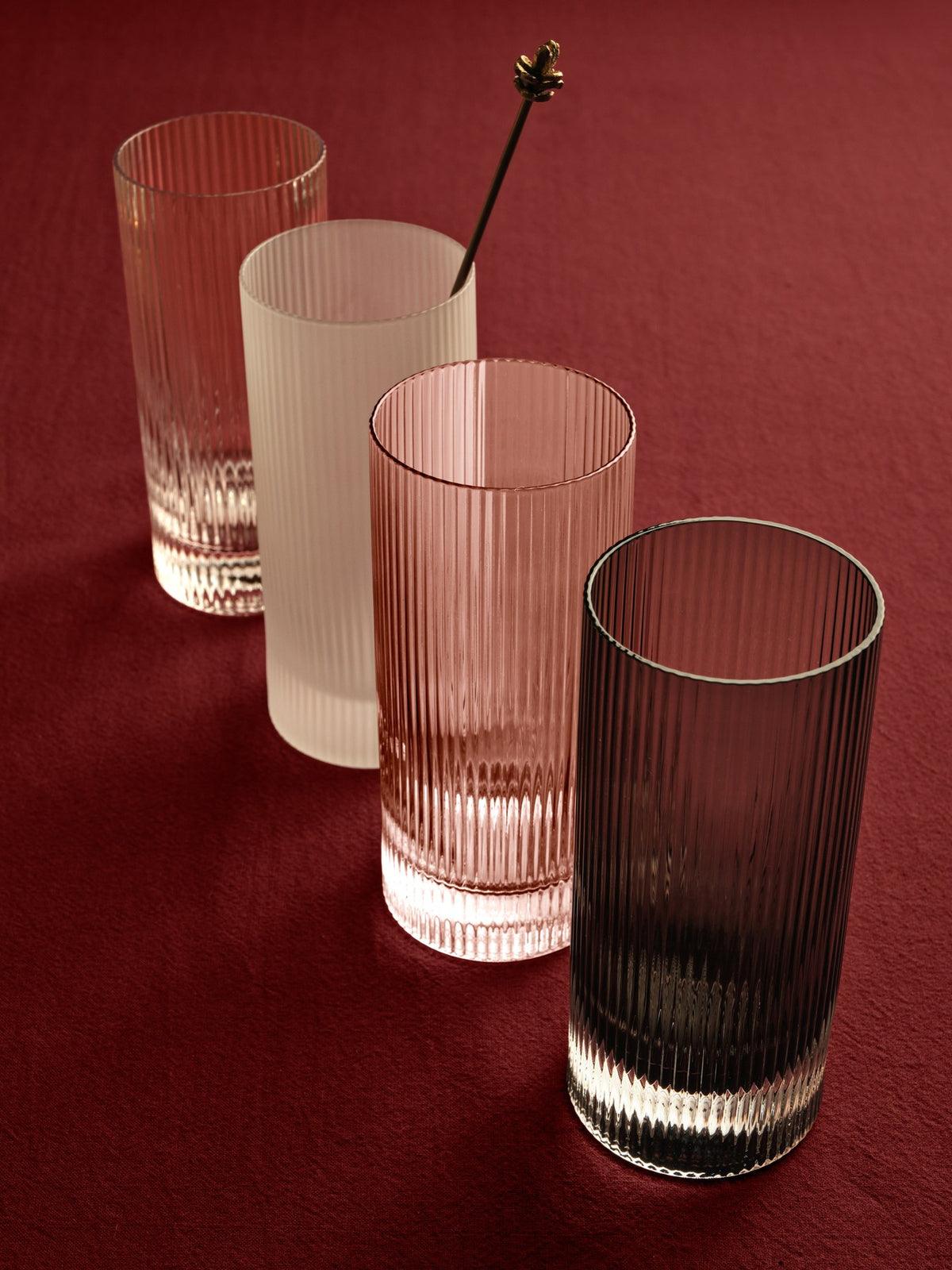 Zwei Highball-Gläser aus mundgeblasenem, recyceltem Glas mit geriffelter Oberfläche in Blush, Höhe 16 cm, Durchmesser 7 cm.