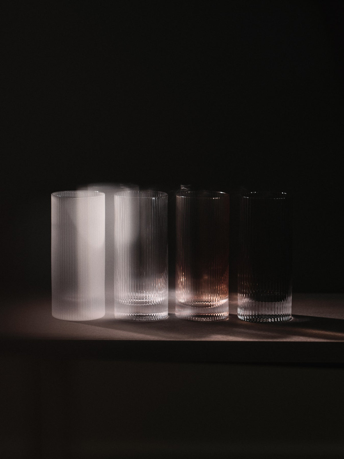 Zwei Highball-Gläser aus mundgeblasenem, recyceltem Glas mit geriffelter Oberfläche in Blush, Höhe 16 cm, Durchmesser 7 cm.