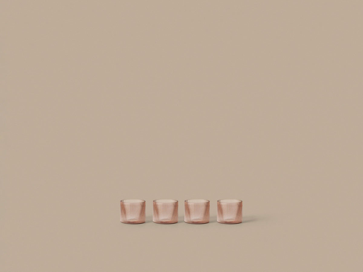 Vier niedrige Trinkgläser Ripple von Ferm Living aus mundgeblasenem Glas in Blush, mit geriffelter Oberfläche und runder Form.