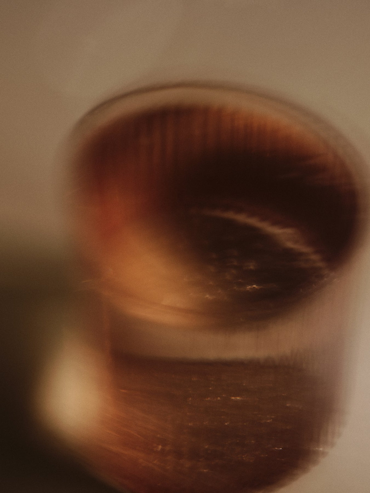 Vier niedrige Trinkgläser Ripple von Ferm Living aus mundgeblasenem Glas in Blush, mit geriffelter Oberfläche und runder Form.