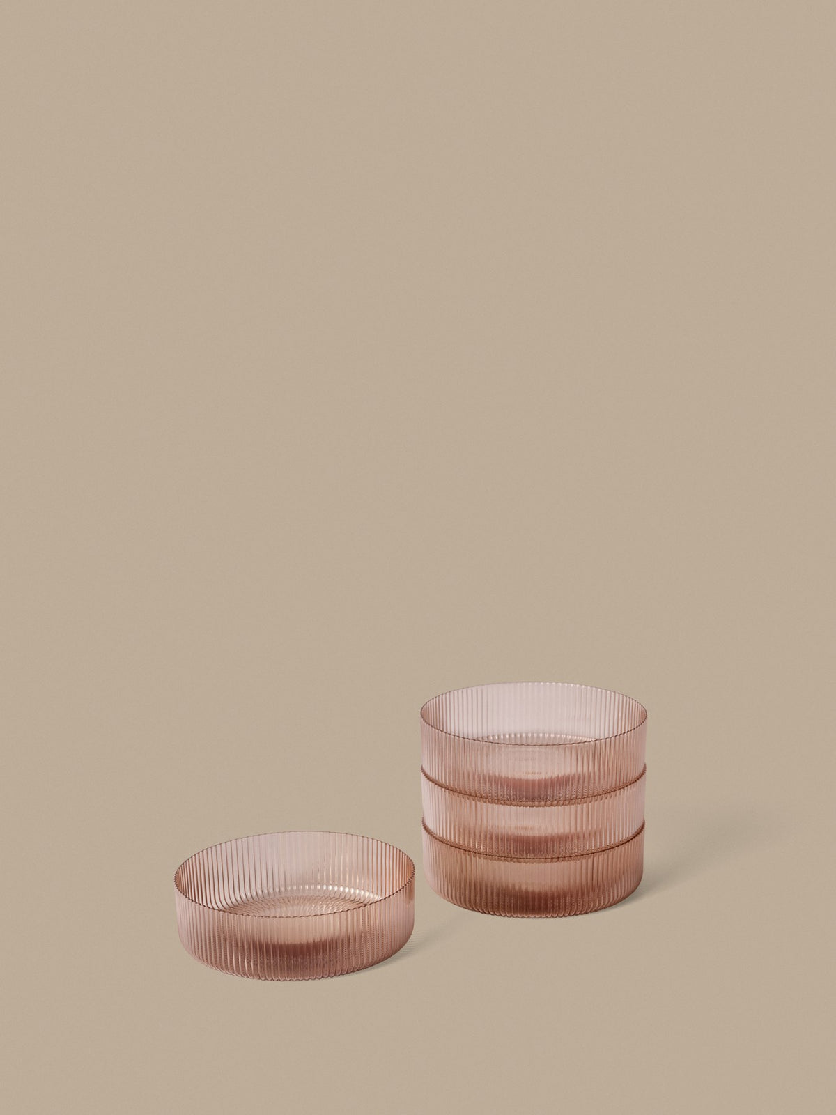 Vier Servierschüsseln aus mundgeblasenem Glas mit geriffelter Oberfläche, Farbe Blush, runde geometrische Form.