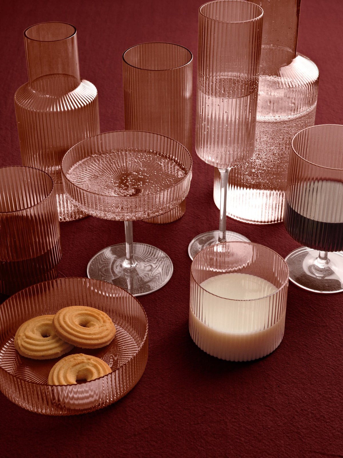 Vier Ripple Longdrink Gläser von Ferm Living aus mundgeblasenem Glas mit geriffelter Oberfläche, Farbe Blush, geometrische Form.