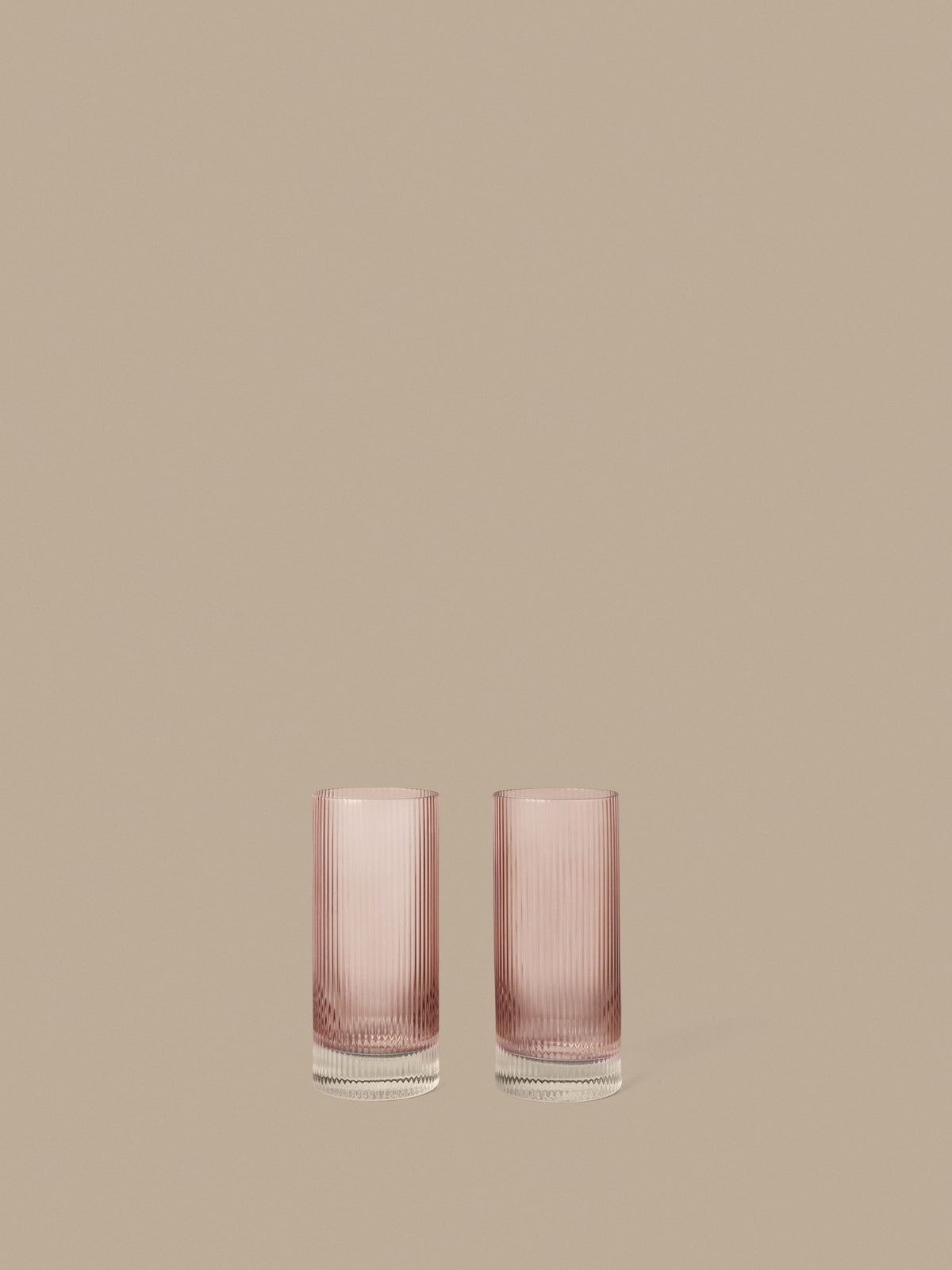 Zwei Highball-Gläser aus mundgeblasenem, recyceltem Glas mit geriffelter Oberfläche in Blush, Höhe 16 cm, Durchmesser 7 cm.