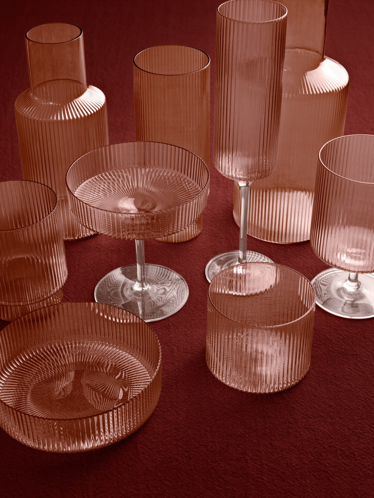 Zwei Highball-Gläser aus mundgeblasenem, recyceltem Glas mit geriffelter Oberfläche in Blush, Höhe 16 cm, Durchmesser 7 cm.