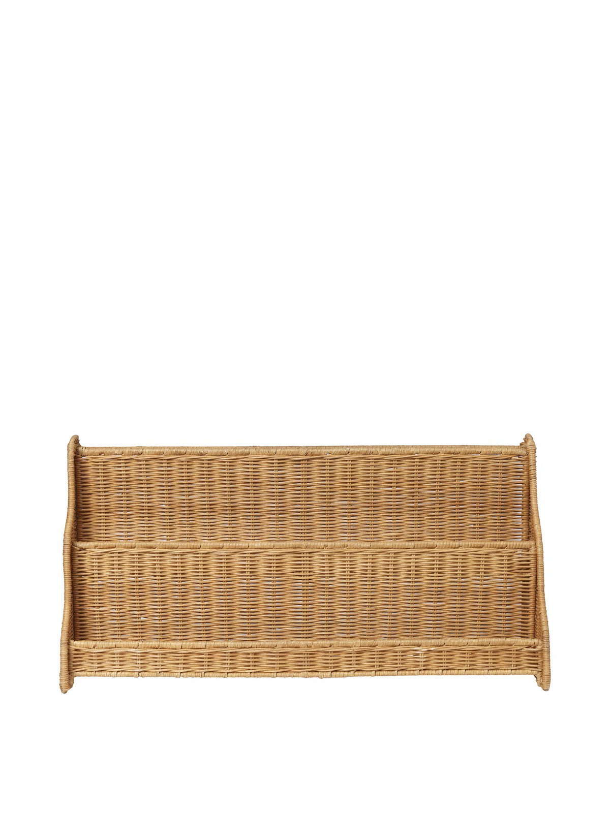 Handgeflochtenes Rattan-Wandregal Rivan von Ferm Living in Natur, mit wellenförmigem Rand und Eisenstruktur im Innern, Grösse 70x20x35 cm.