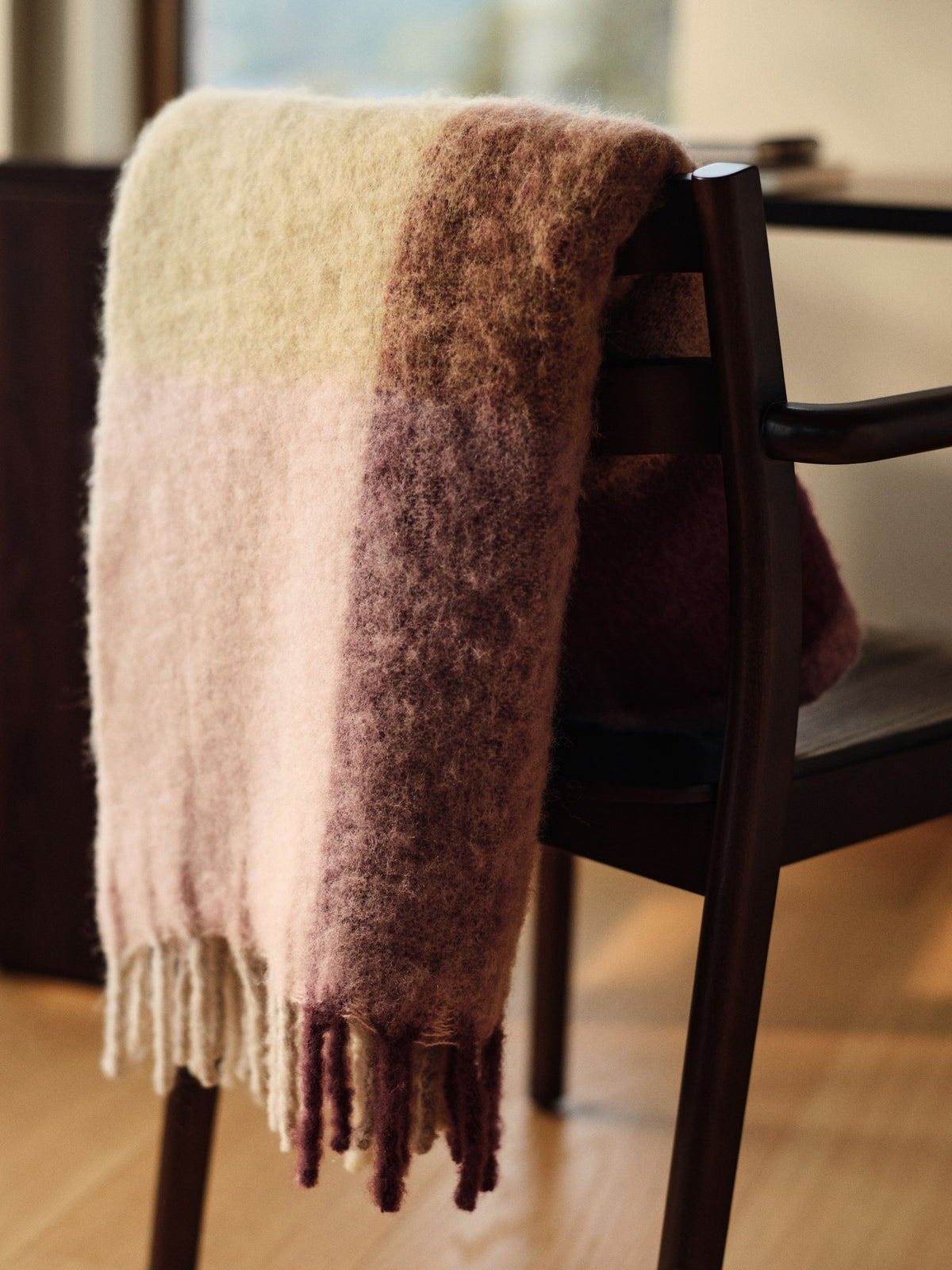 Wolldecke aus 80% Wolle und 20% Mohair in Butter/Pale Rose mit Karomuster, gebürsteter Oberfläche und langen Fransen, Grösse 130x170 cm.