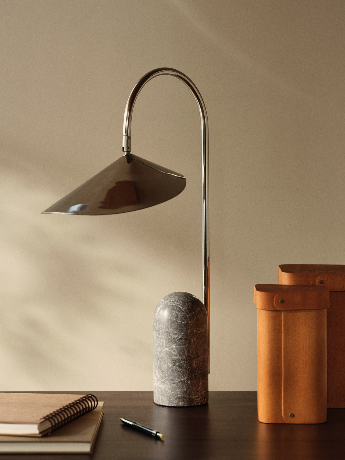 Arum Tischlampe von Ferm Living mit Sockel aus Galaxy-Grey-Marmor, Stange und blütenförmigem Lampenschirm aus Edelstahl.