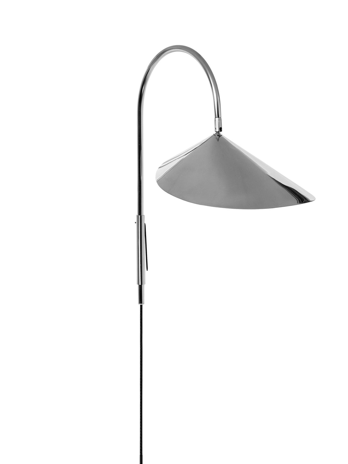 Arum Swivel Wandleuchte von Ferm Living in Edelstahl mit organisch geformtem Lampenschirm, schwenkbarem Arm und Textilkabel mit Schalter.