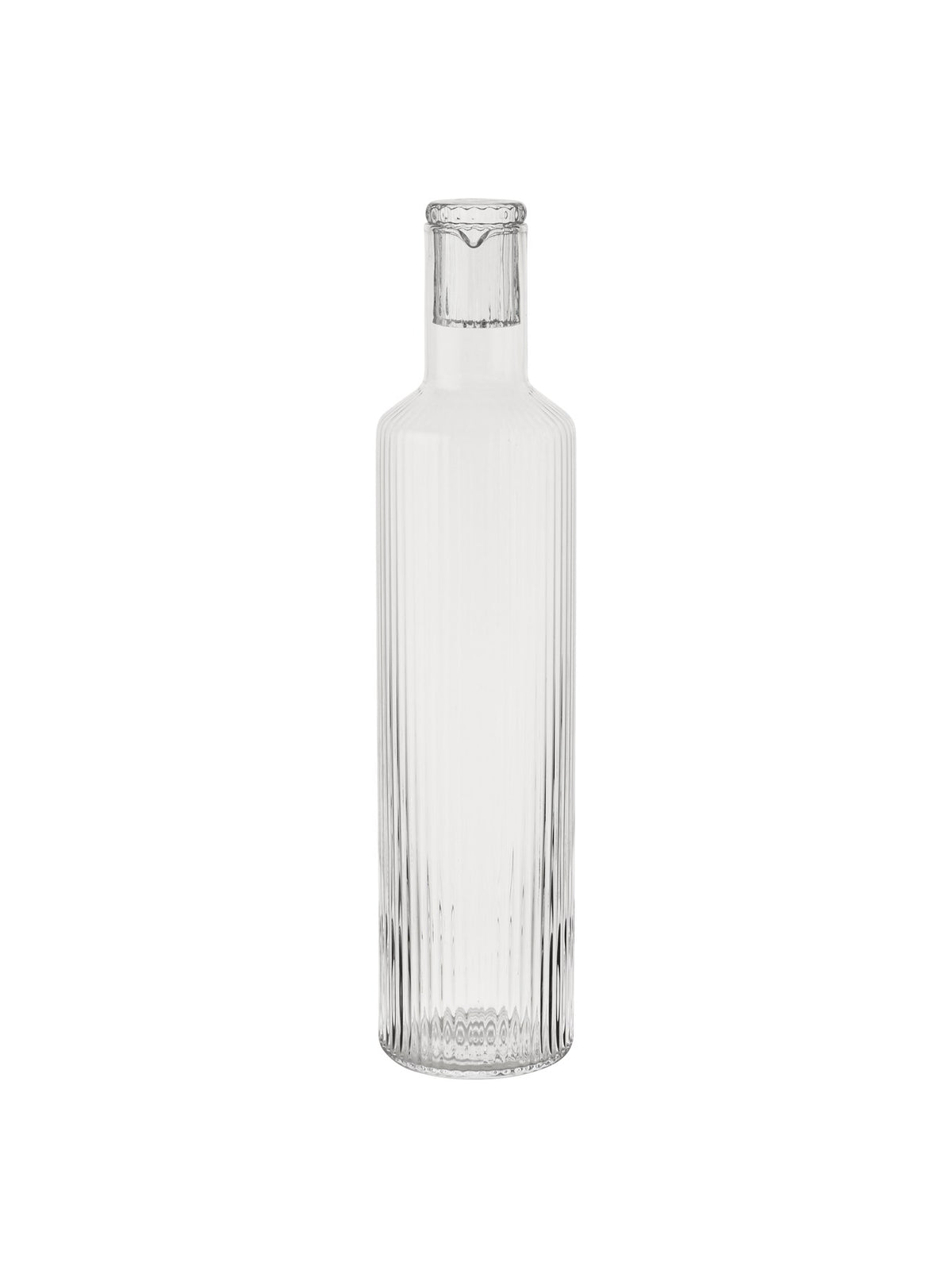 Klare, mundgeblasene Glasflasche mit geriffelter Oberfläche und geometrischer Form, schlanker Hals mit Deckel, aus der Ripple-Serie von Ferm Living.
