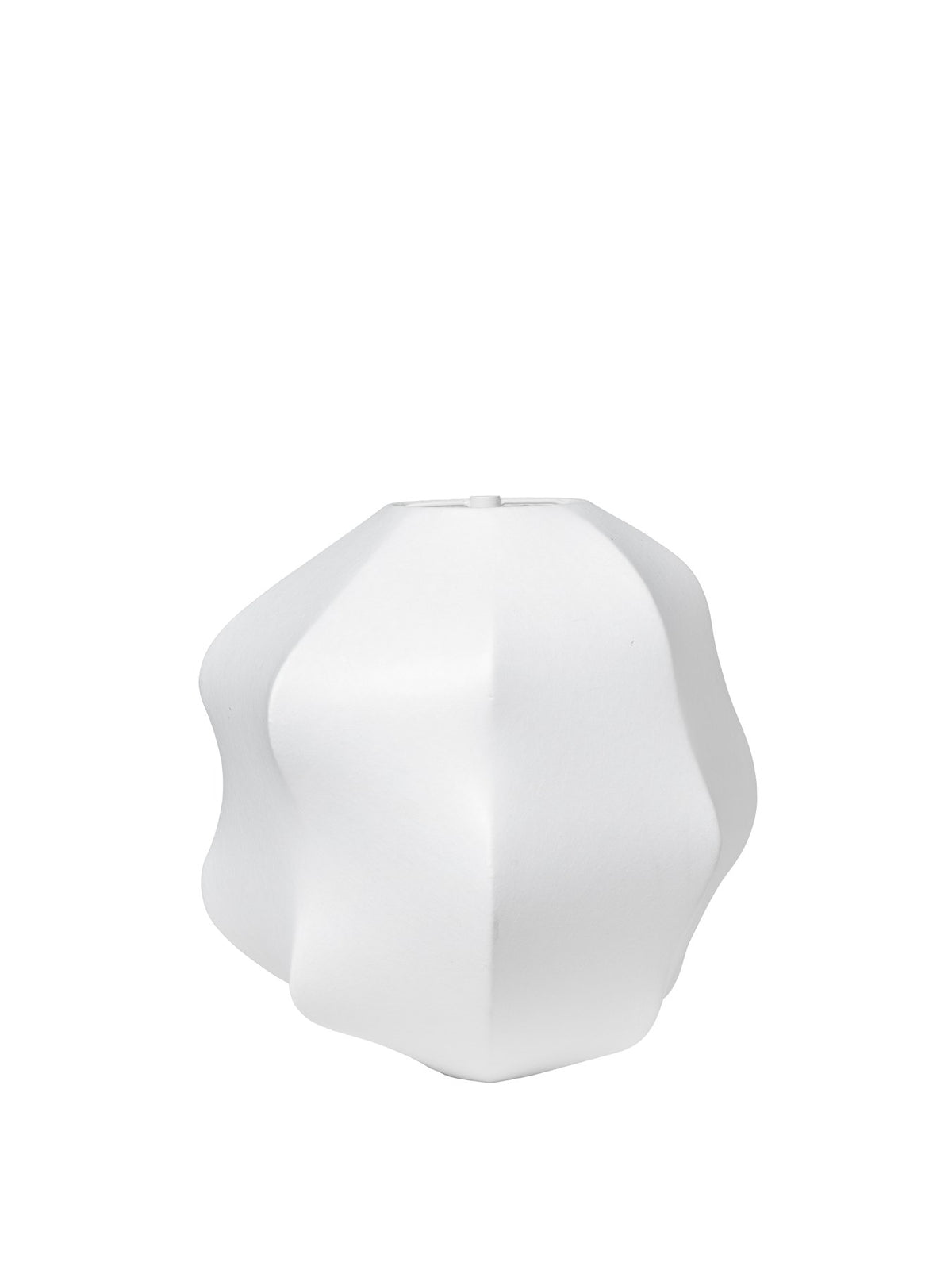 Weisser Lampenschirm Dae von Ferm Living aus pulverbeschichtetem Eisen mit organischer, kokonartiger Form und lichtdurchlässiger Oberfläche.
