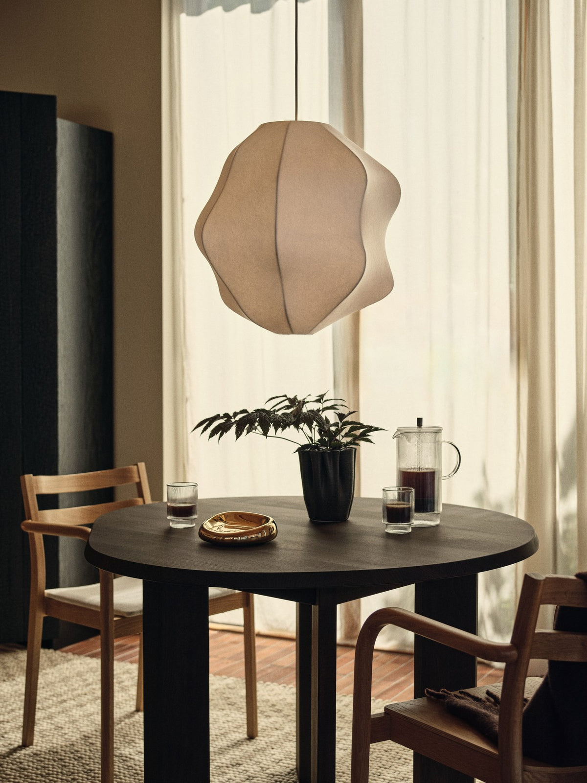 Weisser Lampenschirm Dae von Ferm Living aus pulverbeschichtetem Eisen mit organischer, kokonartiger Form und lichtdurchlässiger Oberfläche.