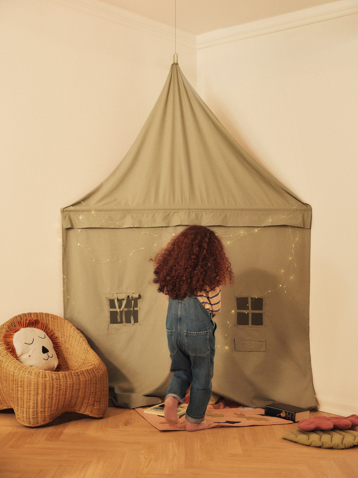 Zwei Kissen in Blattform aus Bio-Baumwolle, Farbe Tea Green und Baked Clay, mit Füllung aus recyceltem Polyester, von Ferm Living.