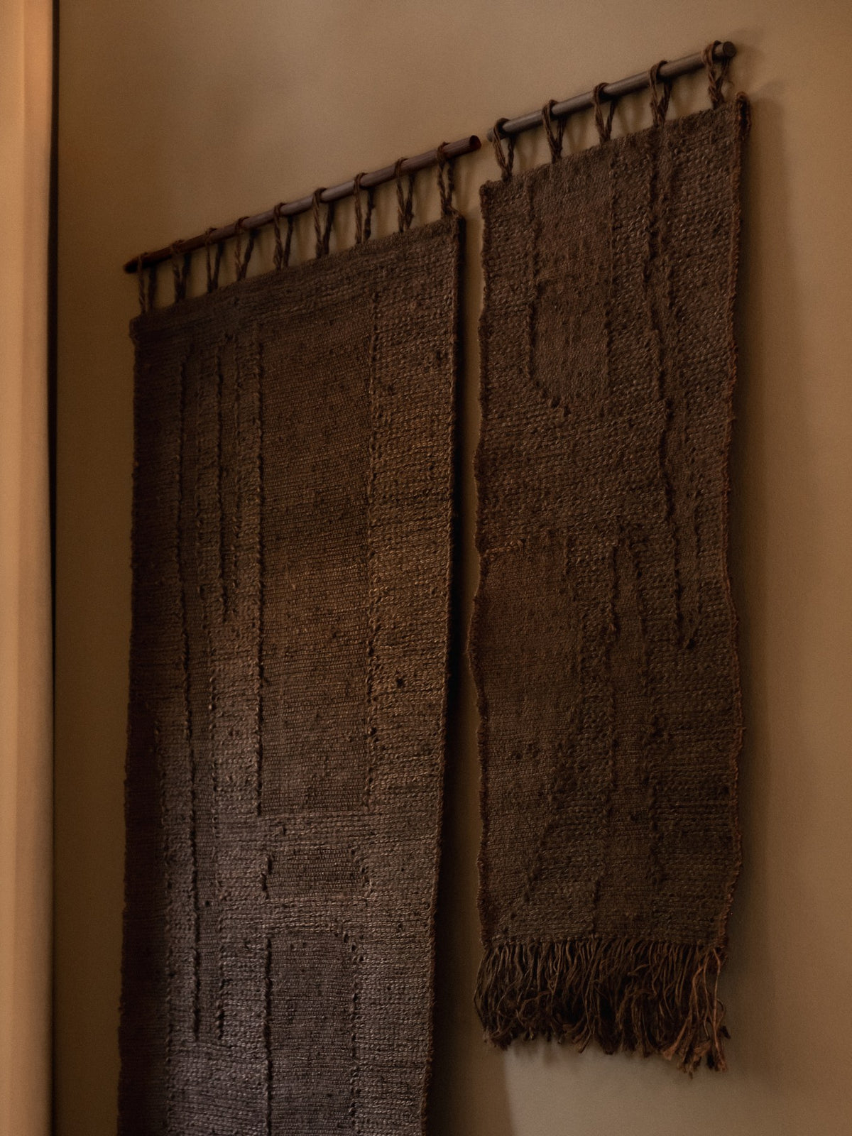 Harvest Wandteppich von Ferm Living aus Jute in Dunkler Schokolade, mit Fransen am unteren Rand und Holzstange aus Nussbaumholz.
