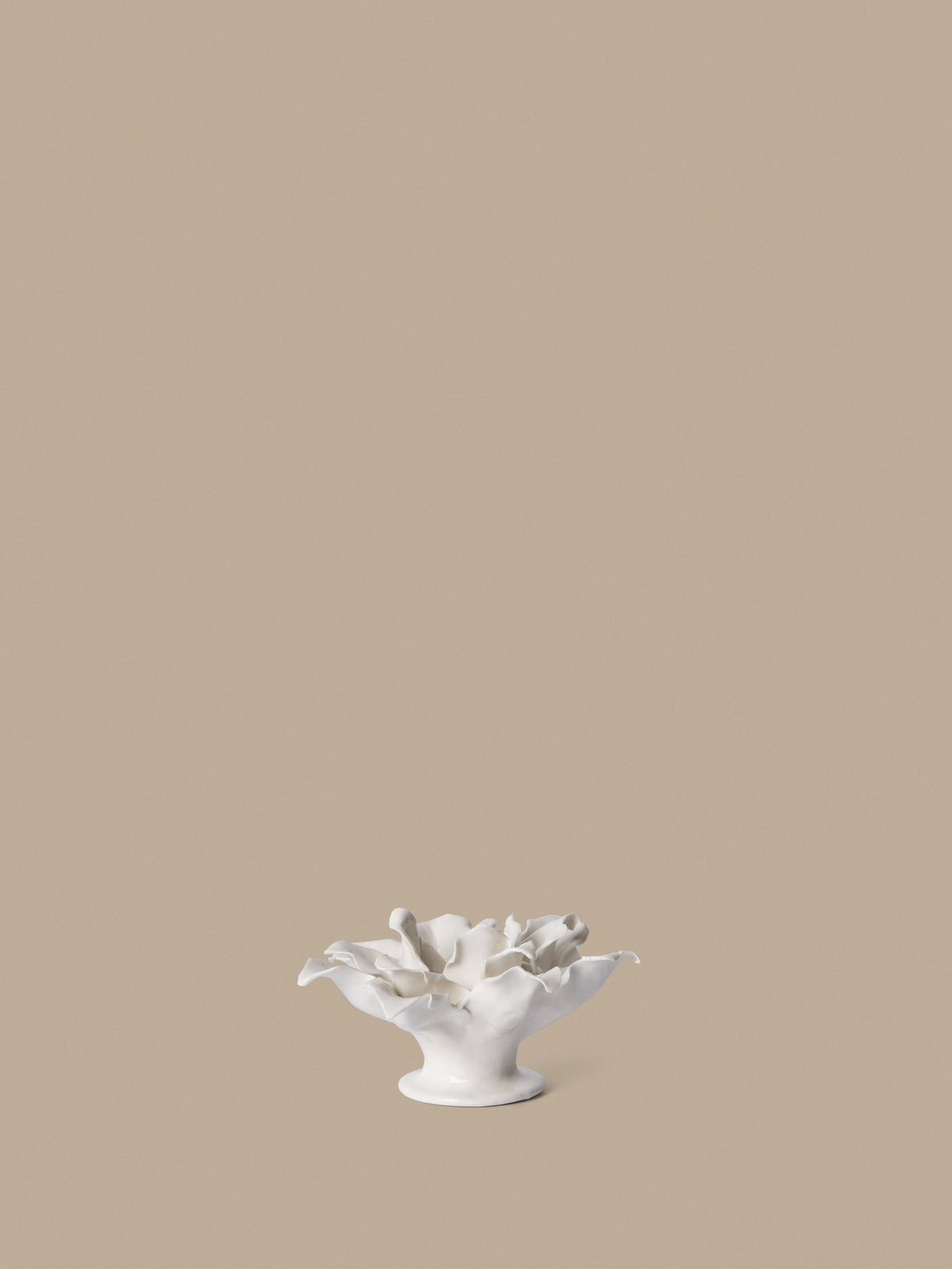 Kerzenhalter Holly Leaf von Ferm Living aus glasierter Keramik in Off-White, Stechpalmenblatt-Form, für schlanke Spitzkerzen geeignet.
