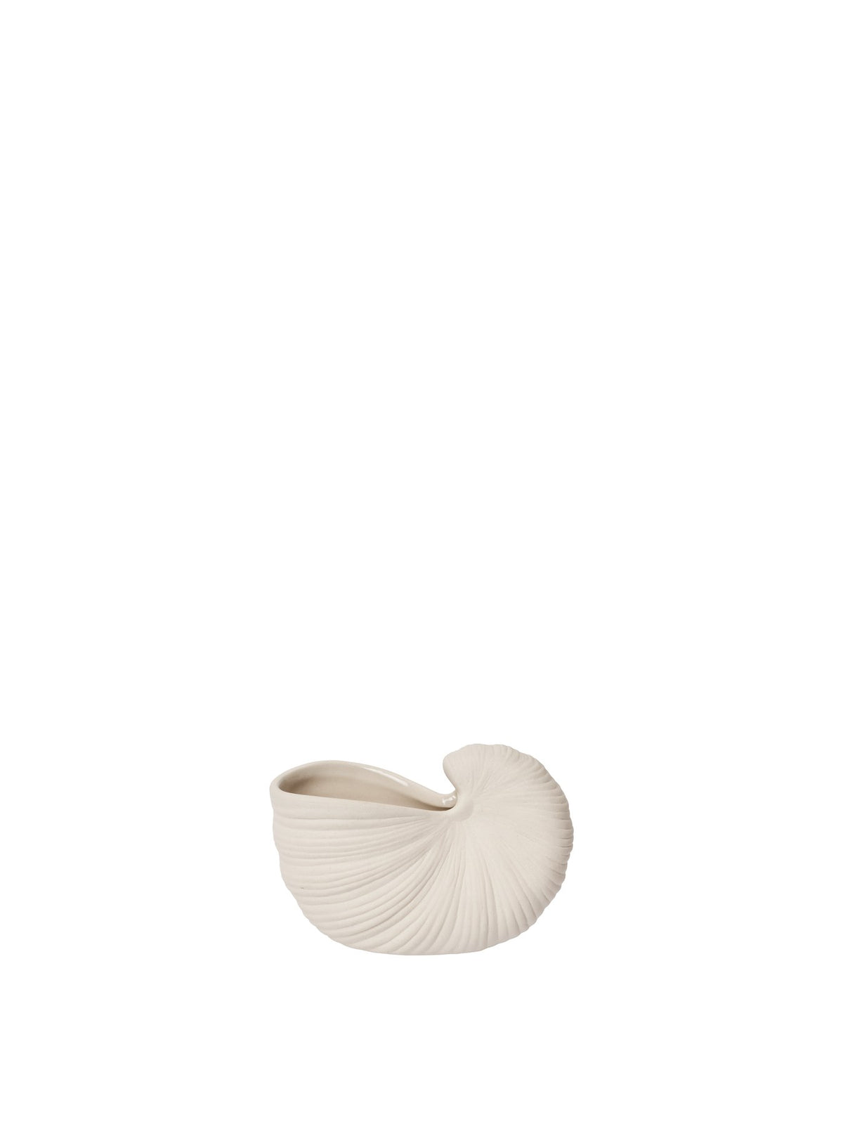 Kleiner Blumentopf 'Shell Topf - 11' von Ferm Living aus Steingut in Off-White, aussen unglasiert, innen glasiert, skulpturale Form.