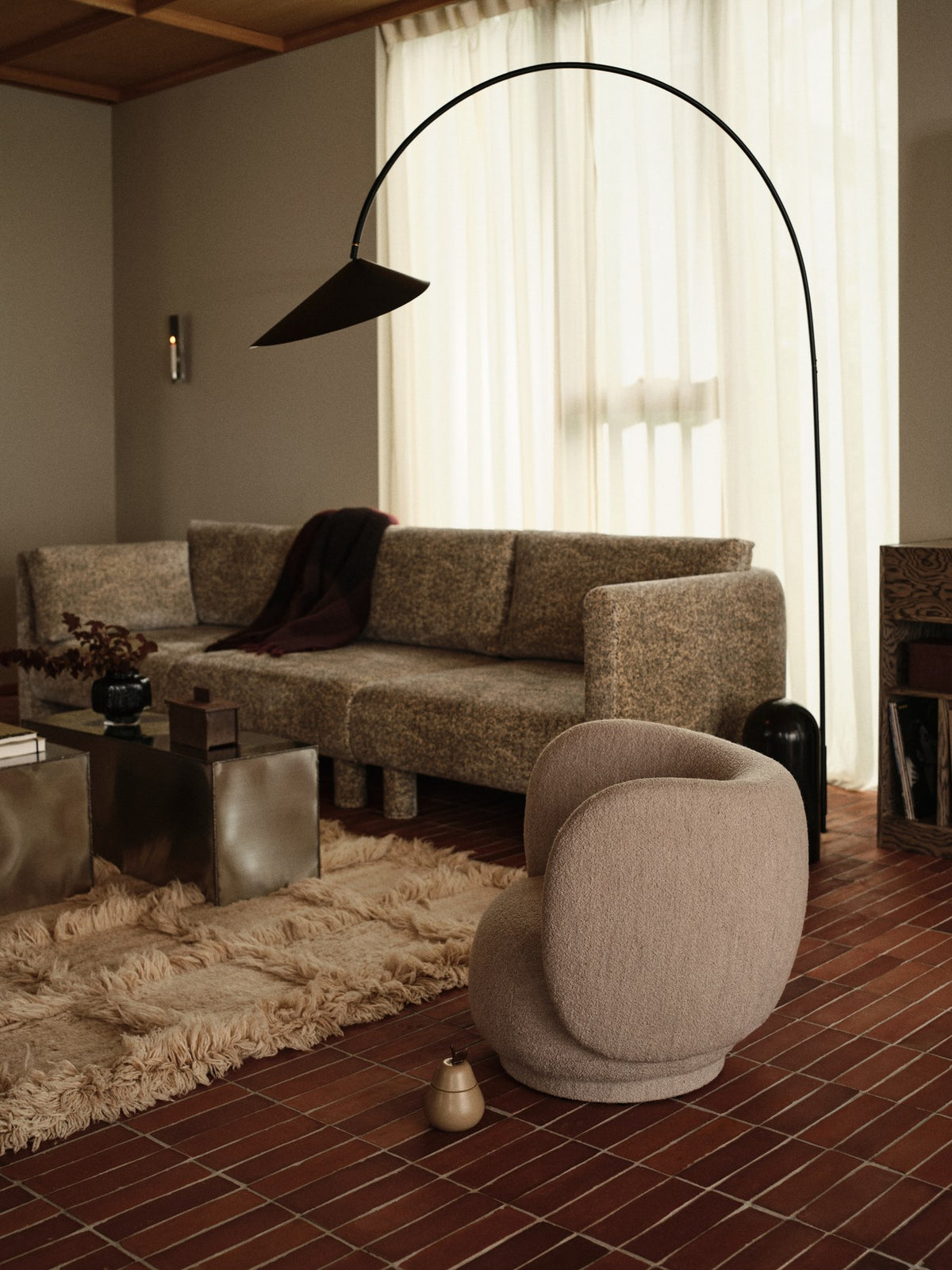 Modulares Sofa-Mittelteil Dase von Ferm Living in Poppy Samt, Farbe Butter/Black, mit gepolsterter Rückenlehne und wahlweise Holz- oder Polsterbeinen.