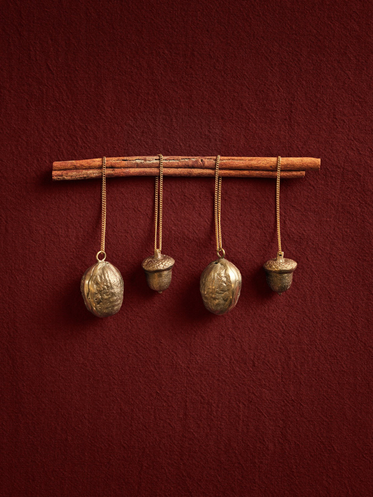 Zwei kleine Ornamente in Eichel-Form aus Messing mit klarem Lack und Messingkette, Ferm Living Acorn Ornamente 2er-Set