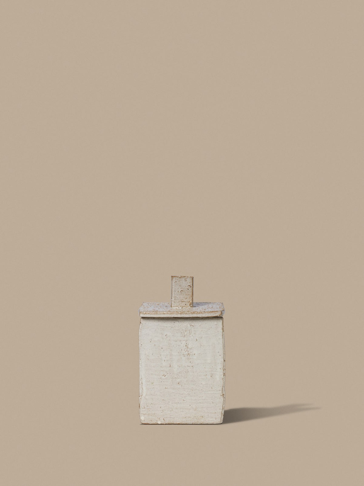 Off-White Aufbewahrungsbox Rume Box 17 von Ferm Living aus glasiertem Steinzeug mit Deckel, handgefertigt mit leicht unregelmässiger Oberfläche.