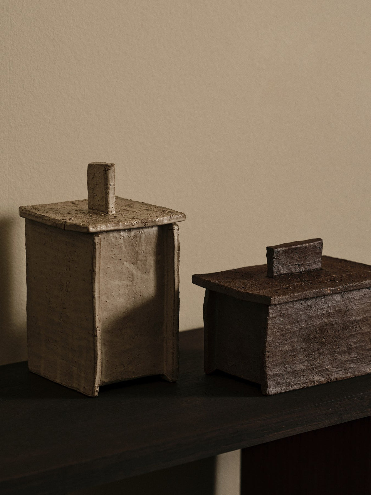 Off-White Aufbewahrungsbox Rume Box 17 von Ferm Living aus glasiertem Steinzeug mit Deckel, handgefertigt mit leicht unregelmässiger Oberfläche.