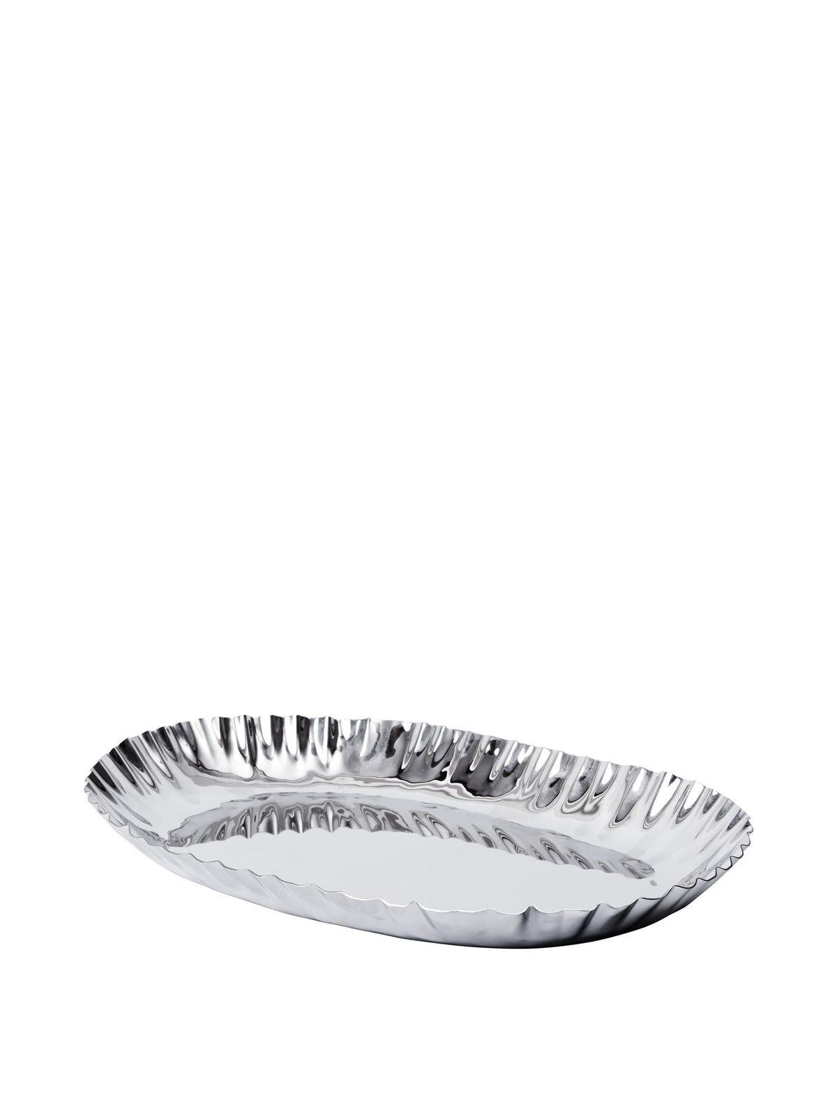 Poliertes Edelstahl-Tablett Tydra von Ferm Living mit geschwungener, wellenförmiger Form und glänzender Oberfläche, Grösse 24.5 x 34.5 x 3.5 cm.