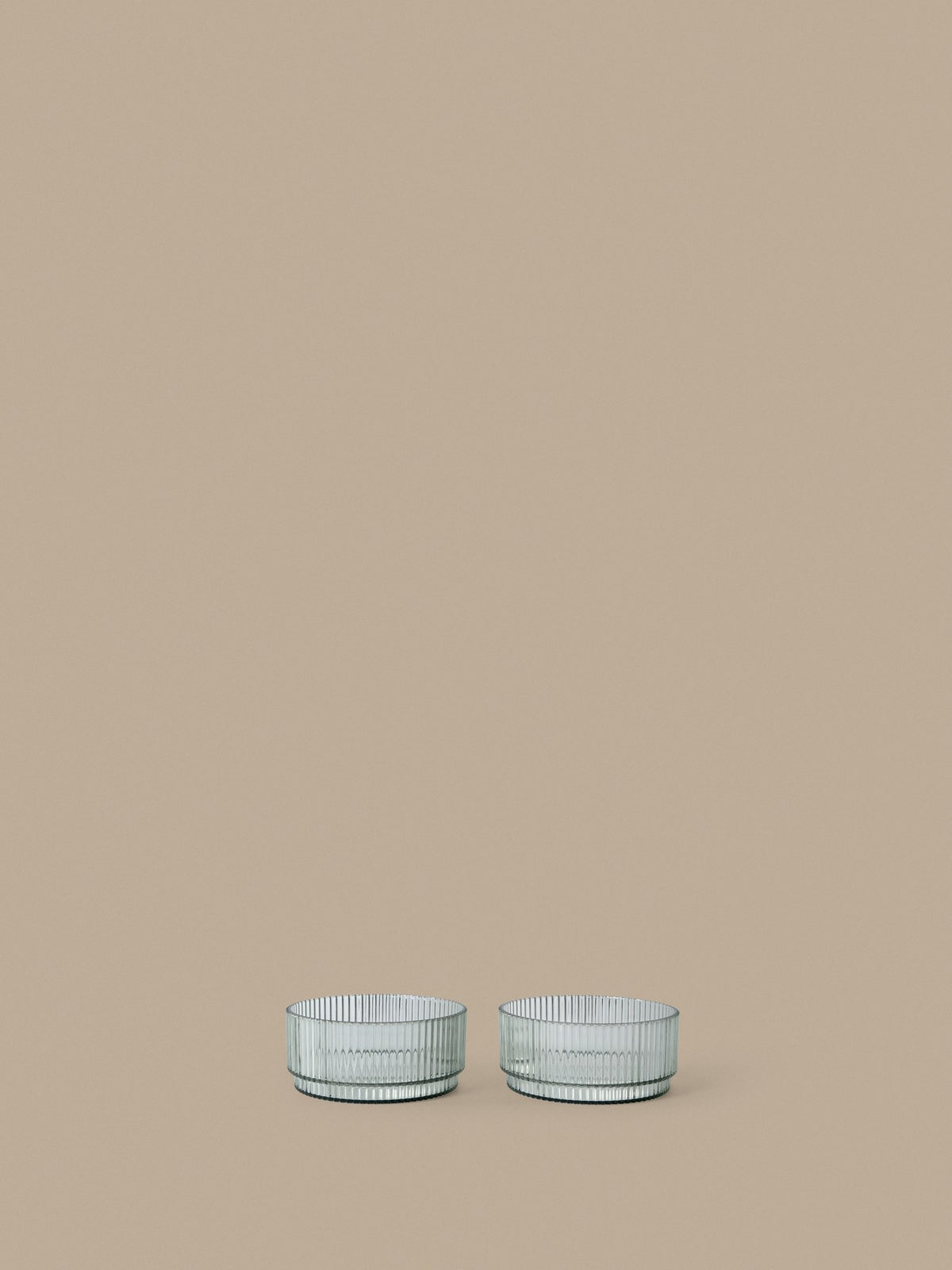 Zwei klare Ripple Kinder-Schalen aus Tritan-Kunststoff mit geriffelter Oberfläche und runder, geometrischer Form von Ferm Living.