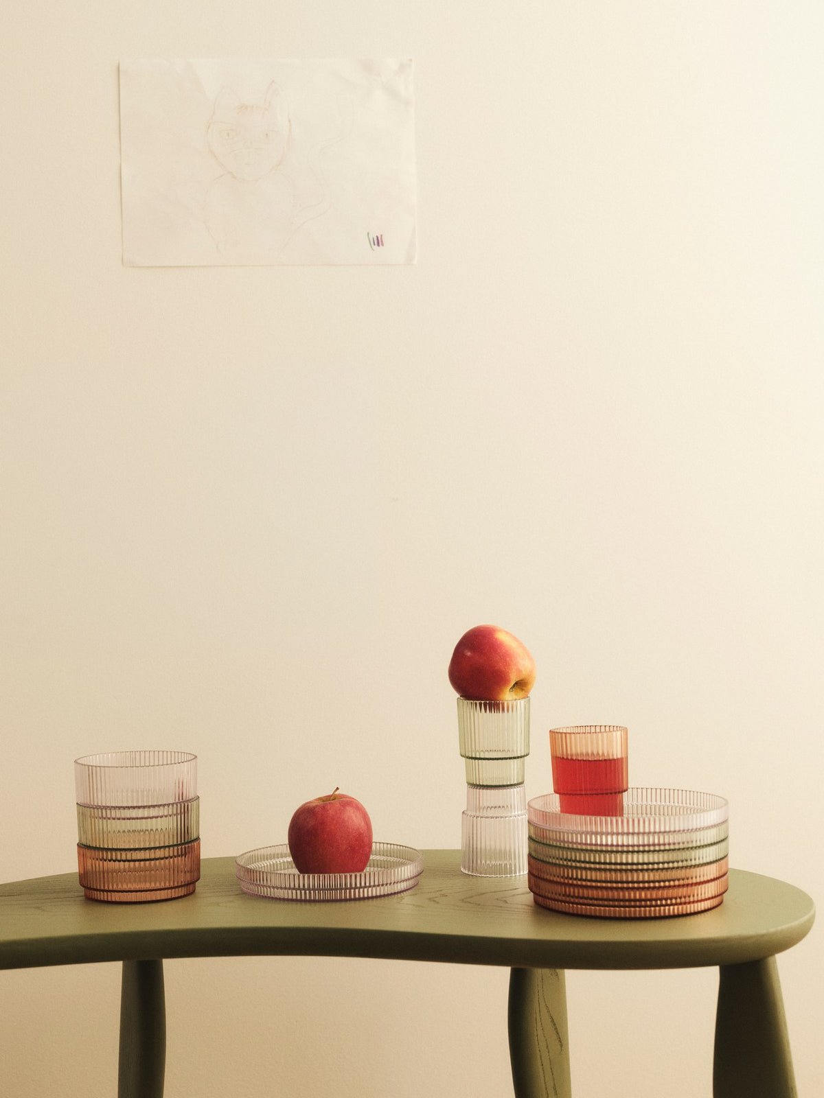 Kinder-Geschirrset Ripple aus Tritan-Kunststoff mit geriffelter Oberfläche: Becher, Schale und Teller in der Farbe Tea Green.
