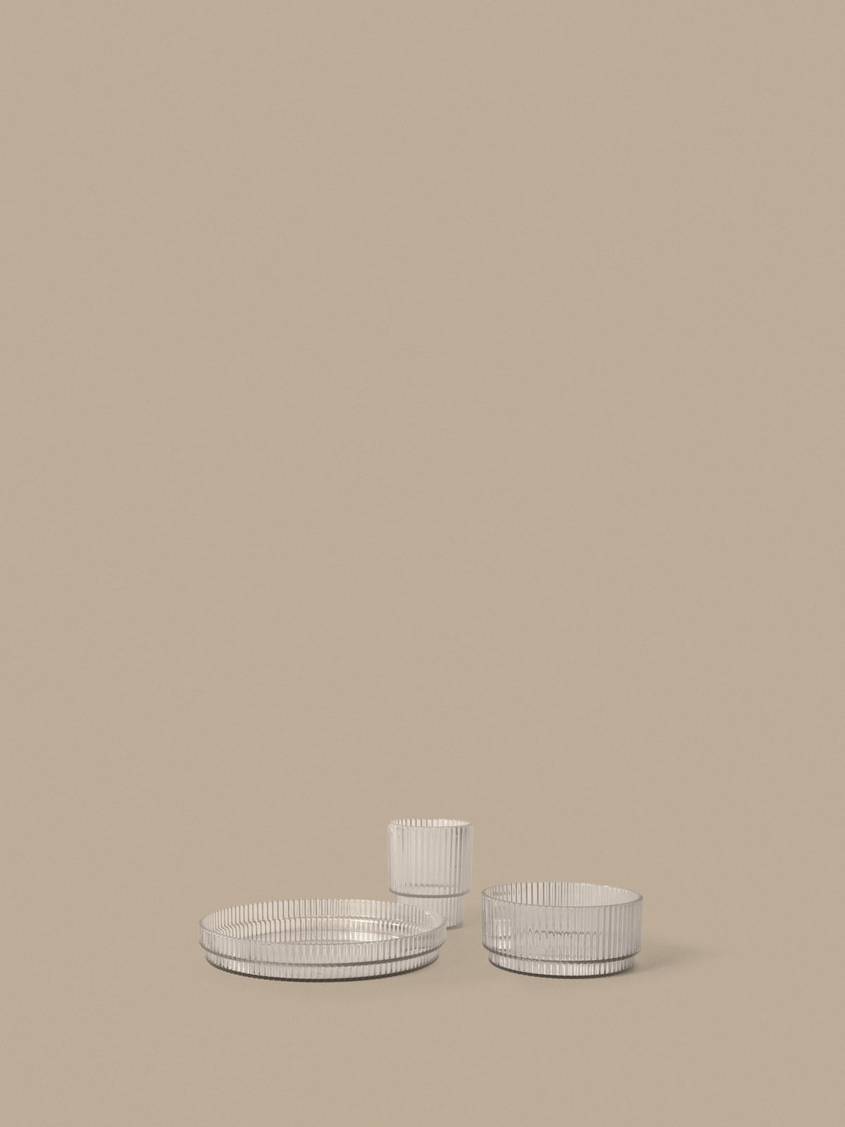 Kinder-Geschirrset Ripple aus Tritan-Kunststoff mit geriffelter Oberfläche: Becher, Schale und Teller in der Farbe Tea Green.
