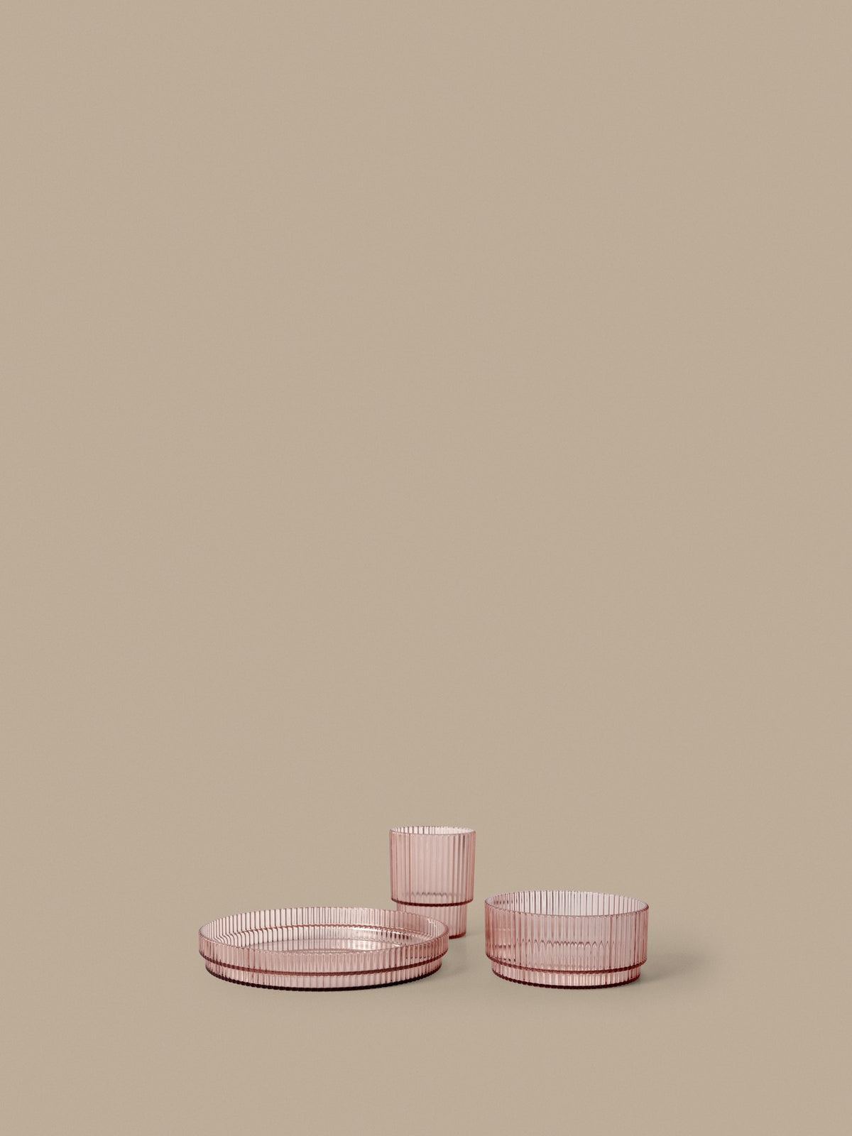 Kinder-Geschirrset Ripple aus Tritan-Kunststoff mit geriffelter Oberfläche: Becher, Schale und Teller in der Farbe Tea Green.