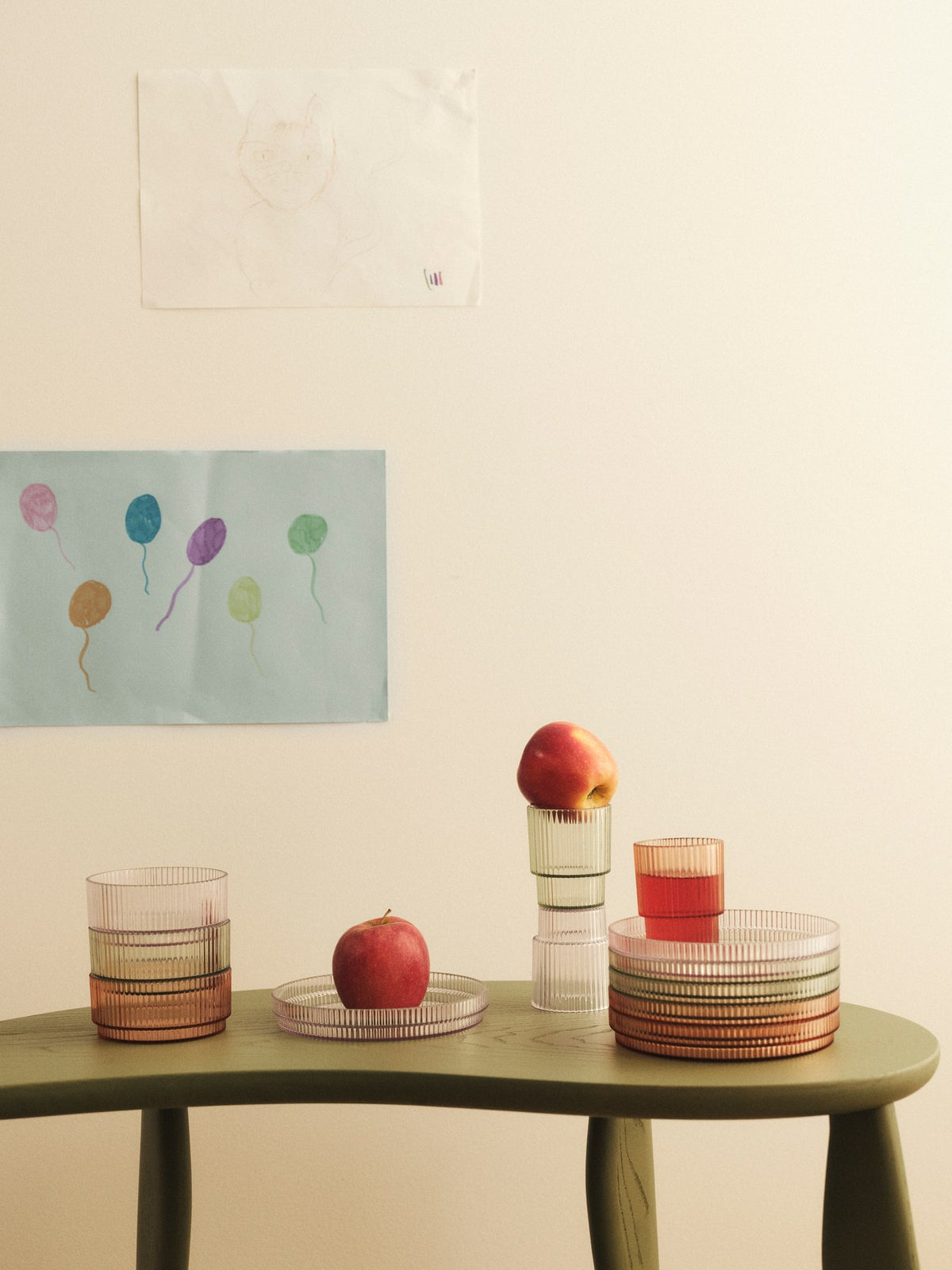 Kinder-Geschirrset Ripple aus Tritan-Kunststoff mit geriffelter Oberfläche: Becher, Schale und Teller in der Farbe Tea Green.