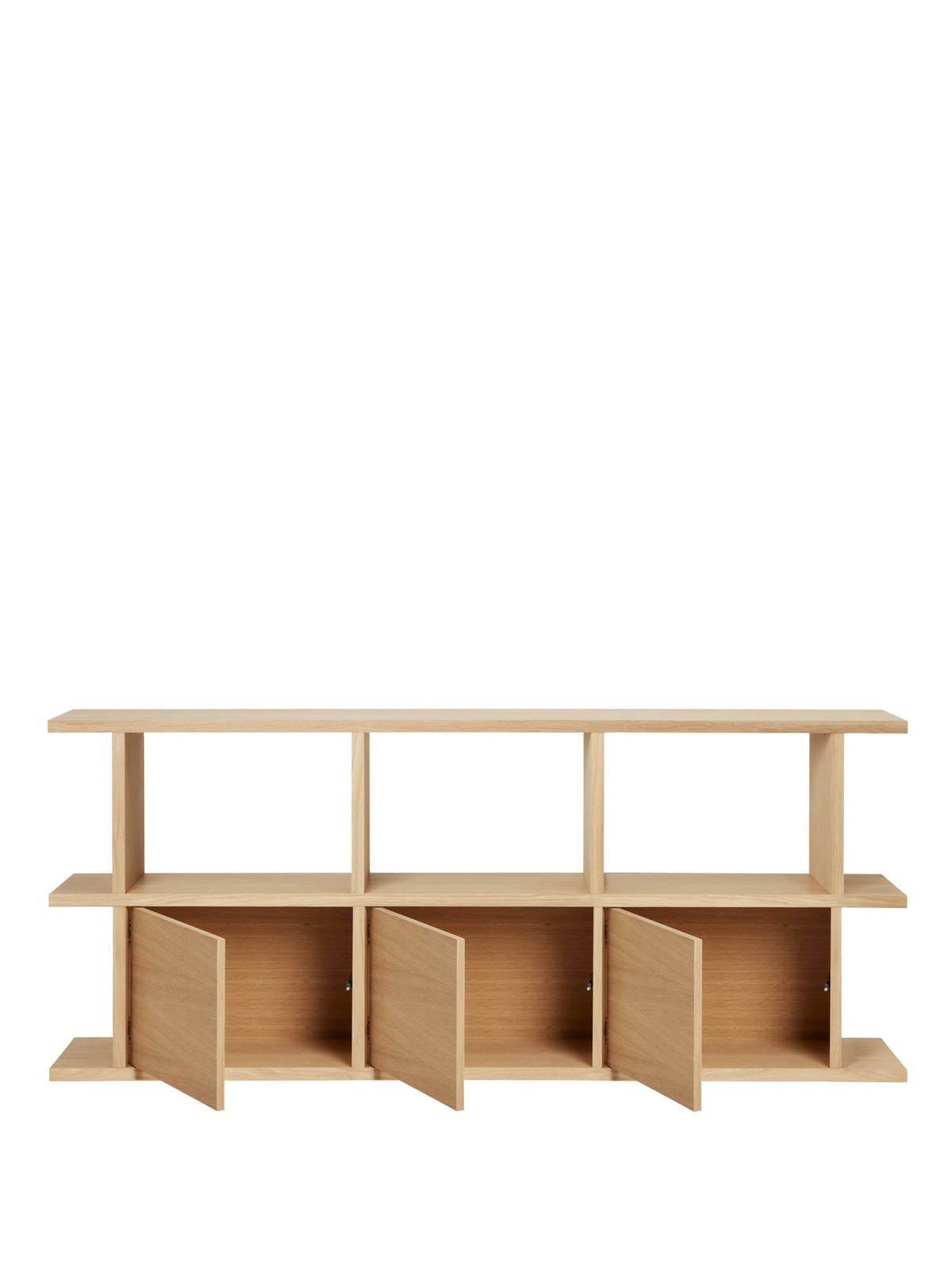 Bücherregal Kona aus Eichenfurnier in Natur Eiche mit offenen Fächern und drei geschlossenen Schrankeinsätzen, Design von Ferm Living.