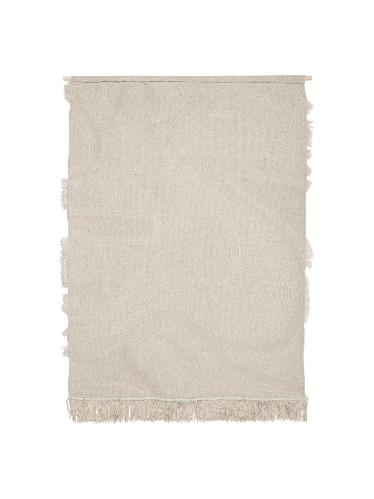 Handgetufteter Wandteppich in Off-White aus Wolle und Baumwolle mit grafischem Muster und Fransen, Grösse 110 x 145 cm, von Ferm Living.