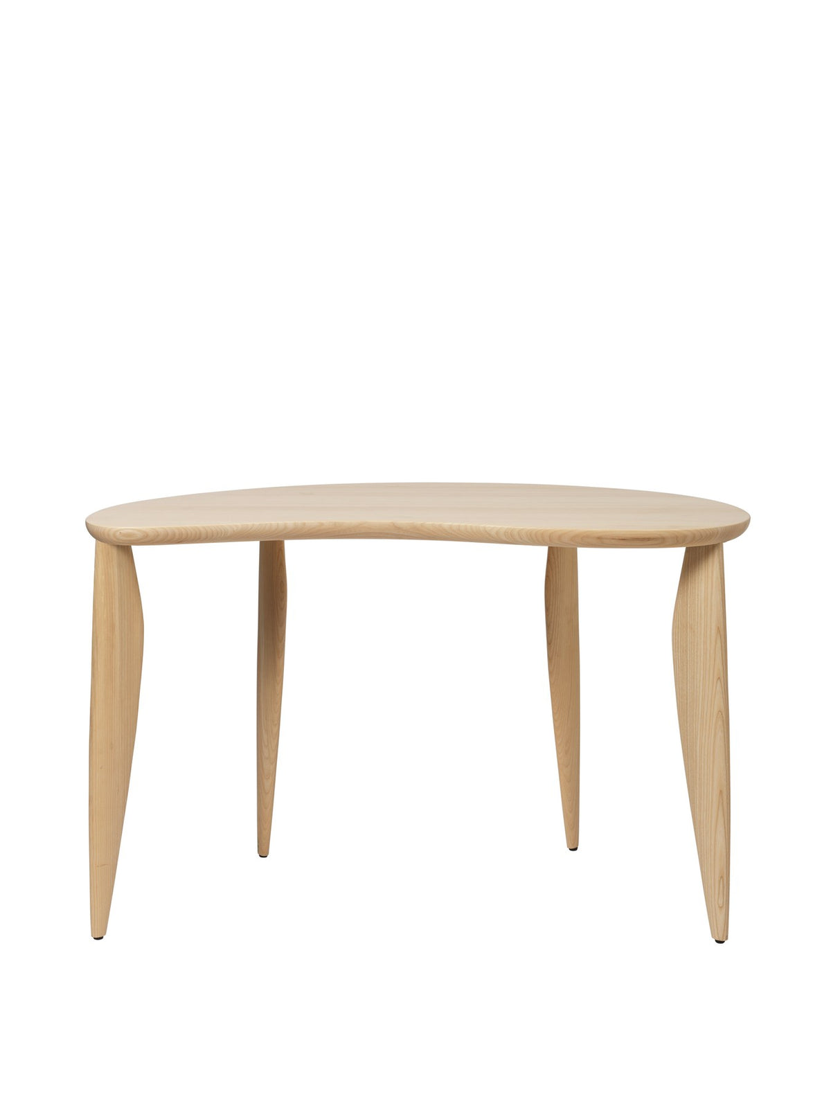 Feve Schreibtisch von Ferm Living aus massiver Esche in Natur, mit filigranen, elliptisch geschnitzten Beinen und verstellbaren Füssen.