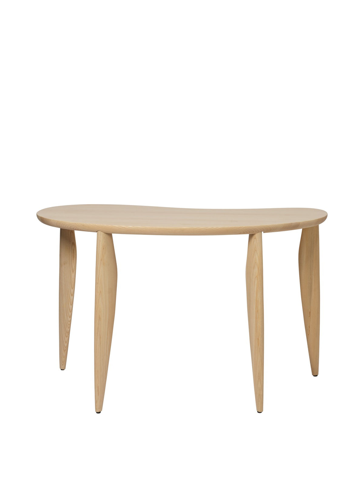 Feve Schreibtisch von Ferm Living aus massiver Esche in Natur, mit filigranen, elliptisch geschnitzten Beinen und verstellbaren Füssen.