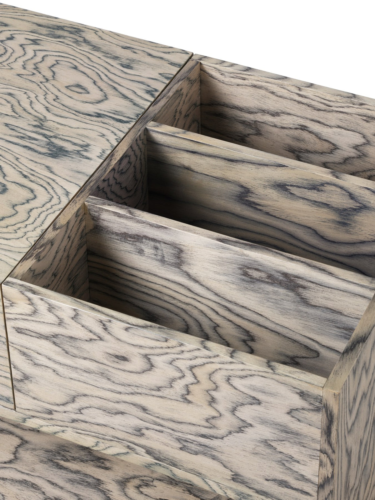 Cabri Mediaschrank von Ferm Living in Grau, skulpturale Form aus FSC-zertifiziertem Kiefernfurnier, mit Fächern für Plattenspieler und Schallplatten.
