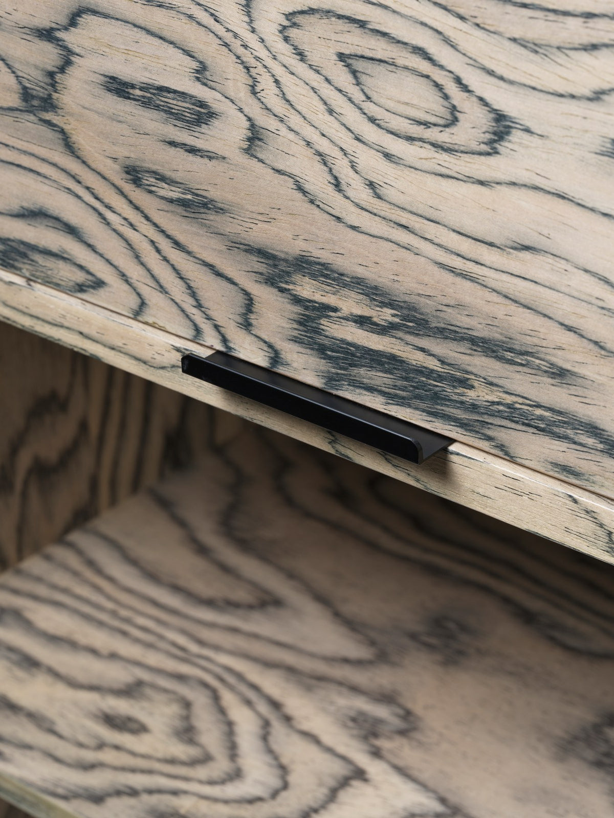 Cabri Mediaschrank von Ferm Living in Grau, skulpturale Form aus FSC-zertifiziertem Kiefernfurnier, mit Fächern für Plattenspieler und Schallplatten.