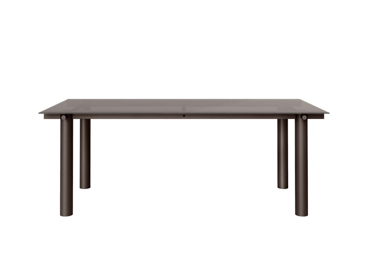 Atura Esstisch von Ferm Living mit Gestell aus pulverbeschichtetem Stahl in Dunkelschokolade und Tischplatte aus dunkel getöntem Glas, 200 x 90 cm.