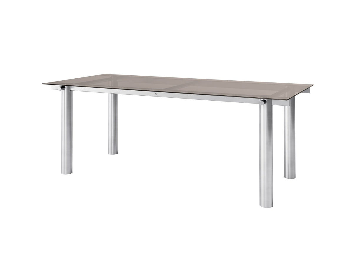 Esstisch Atura von Ferm Living mit Gestell aus gebürstetem Edelstahl und rechteckiger Tischplatte aus dunkel getöntem Glas, Masse 200 x 90 cm.
