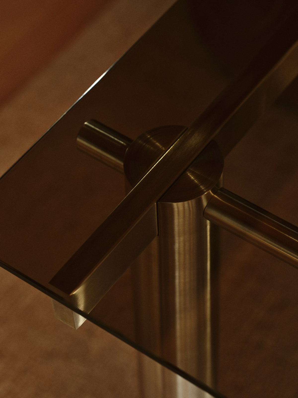 Esstisch Atura von Ferm Living mit Gestell aus gebürstetem Edelstahl und Tischplatte aus dunkel getöntem Glas, geometrische Struktur