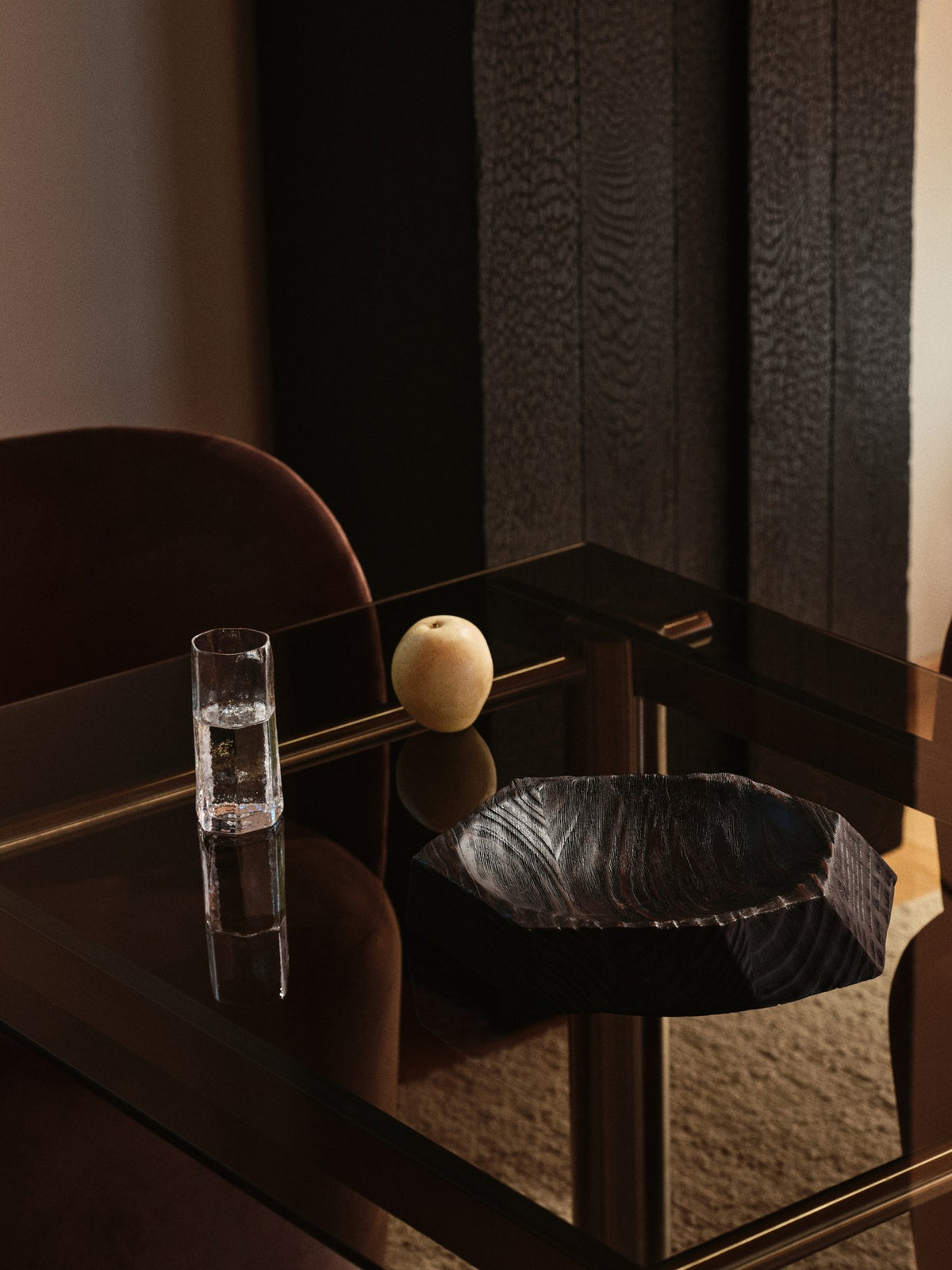 Esstisch Atura von Ferm Living mit Gestell aus gebürstetem Edelstahl und Tischplatte aus dunkel getöntem Glas, geometrische Struktur