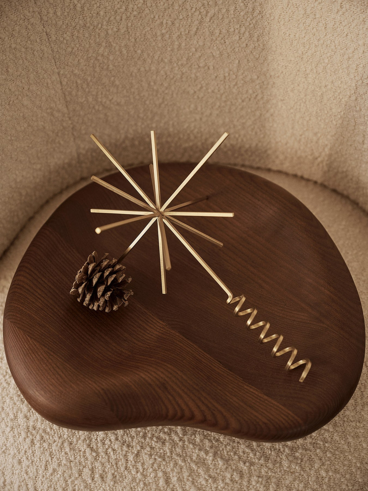Sternförmige Weihnachtsbaumspitze aus versilbertem Massivmessing, glänzend, geometrische Form, als Christbaumschmuck von Ferm Living.