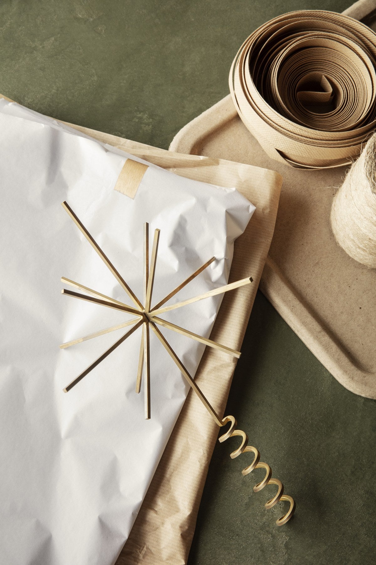 Sternförmige Weihnachtsbaumspitze aus versilbertem Massivmessing, glänzend, geometrische Form, als Christbaumschmuck von Ferm Living.