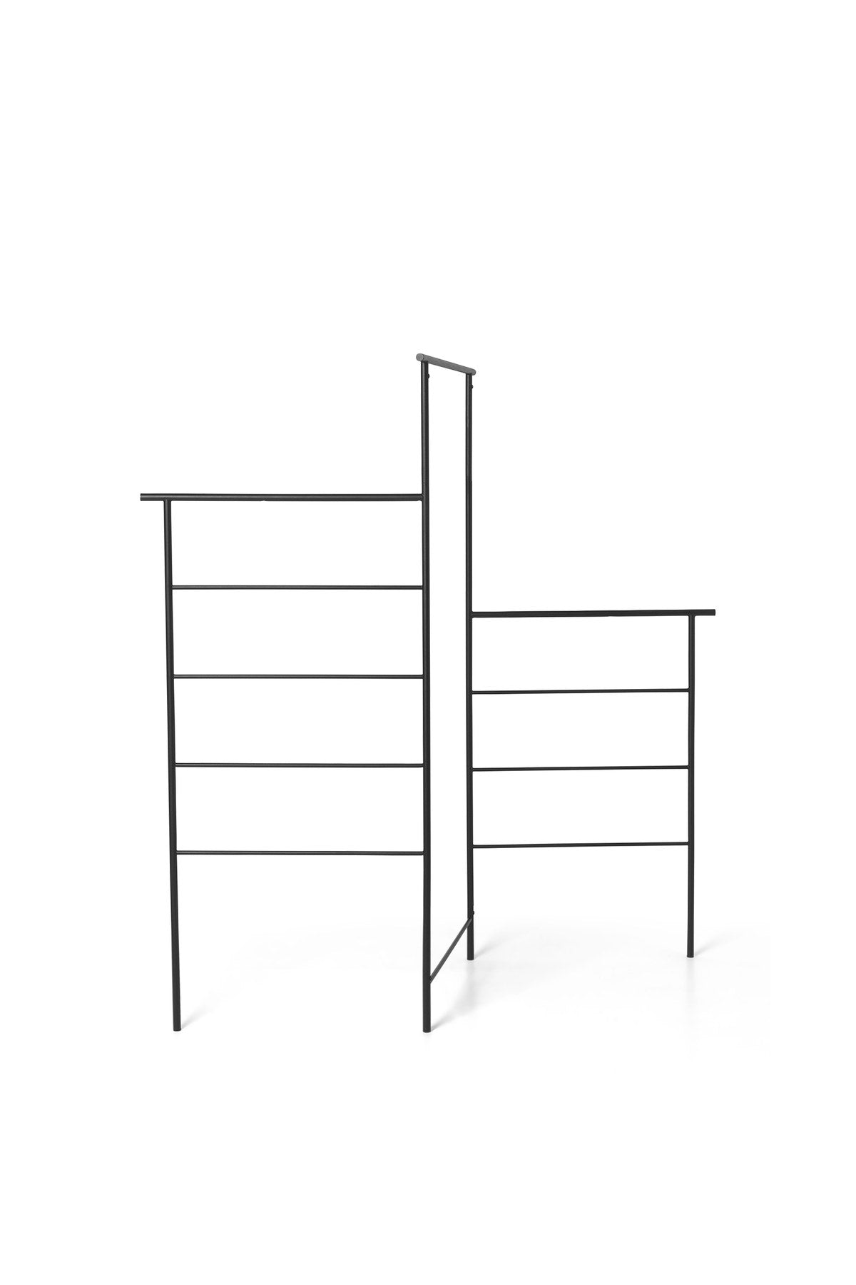 Dora Kleiderständer in Schwarz präsentiert im Onlineshop von KAQTU Design AG. Kleiderständer ist von Ferm Living